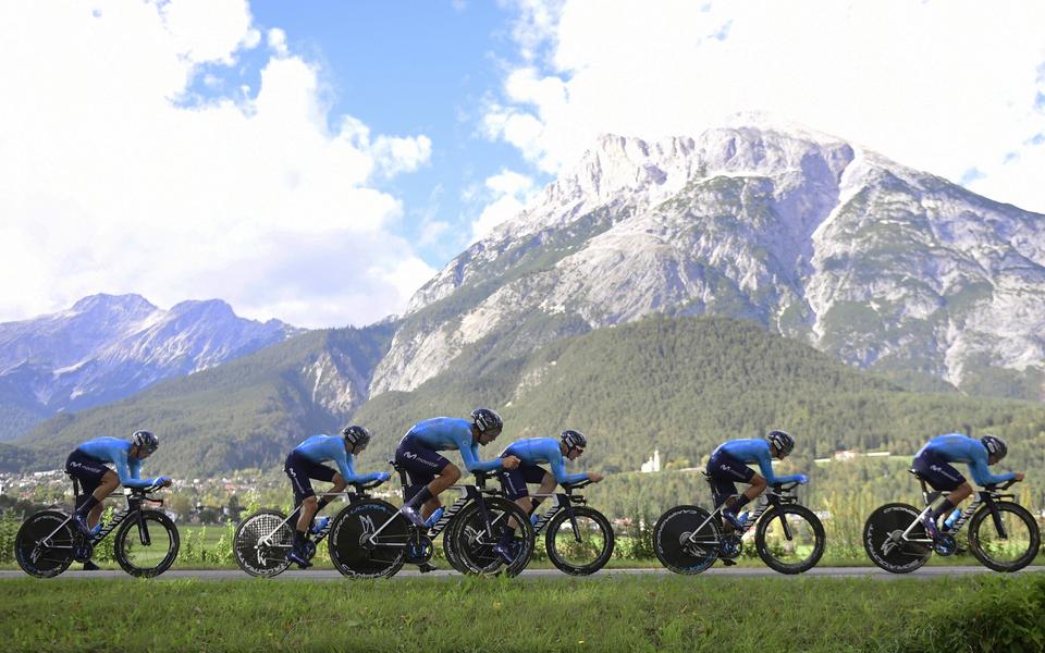 Dans La Roue De L'équipe Movistar Streaming Netflix plonge au cœur du peloton avec l’équipe Movistar - Scan Sport