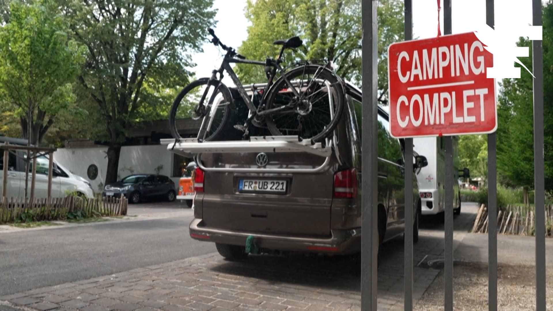 Méconnu, ambiance champêtre, chalets...Les images du Camping de Paris au Bois de Boulogne