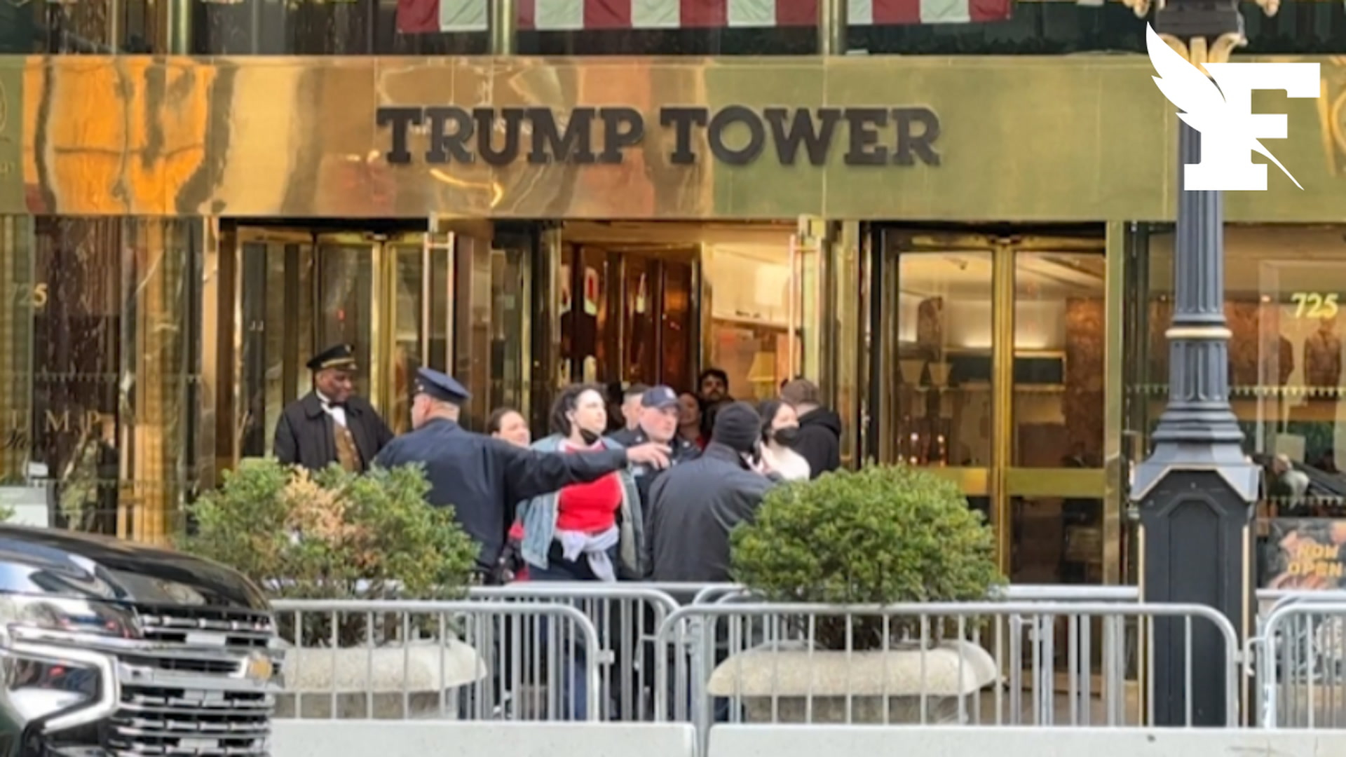 Des manifestants de la «Jewish Voice for Peace» envahissent le hall de la Trump Tower