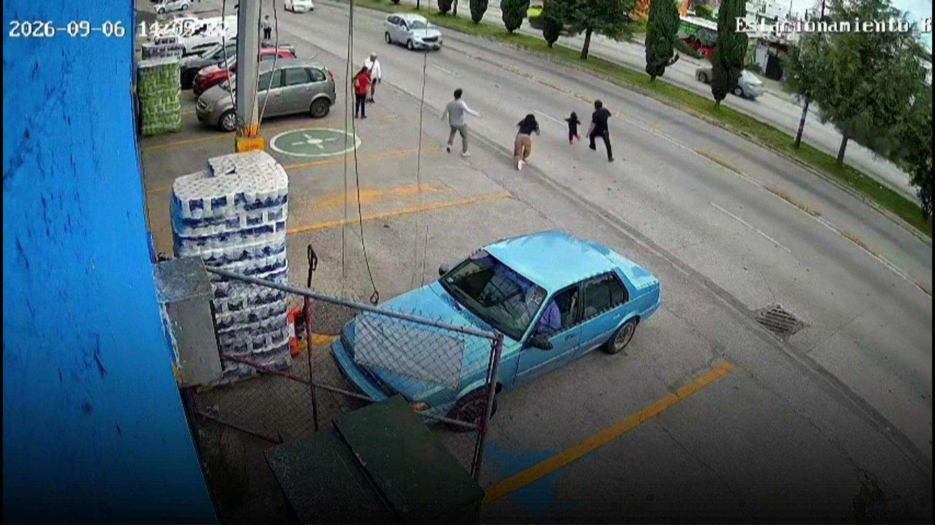 Mexique : des images de vidéosurveillance filment l'intervention héroïque d'un employé se jetant sur la route pour sauver un enfant