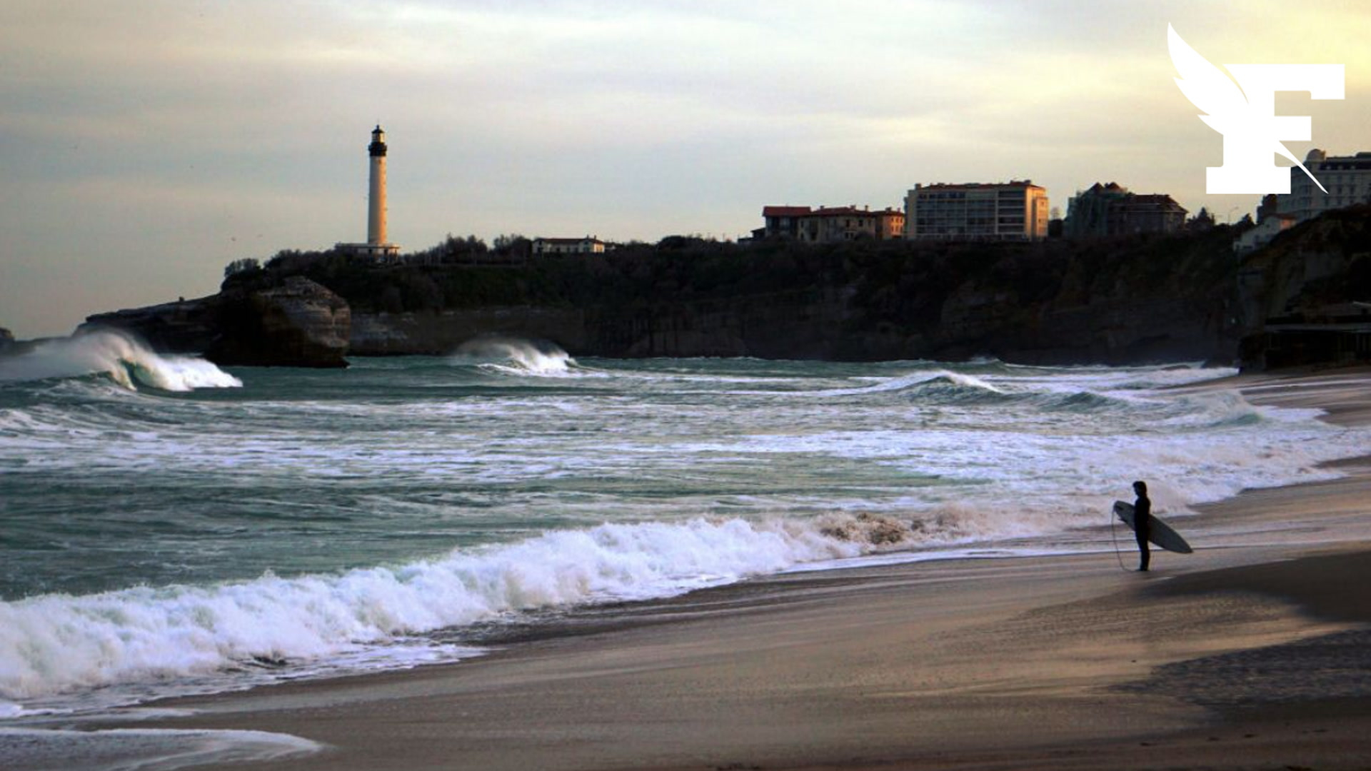 Un pan de falaise s'écroule près d'une plage de Biarritz, deux personnes recherchées