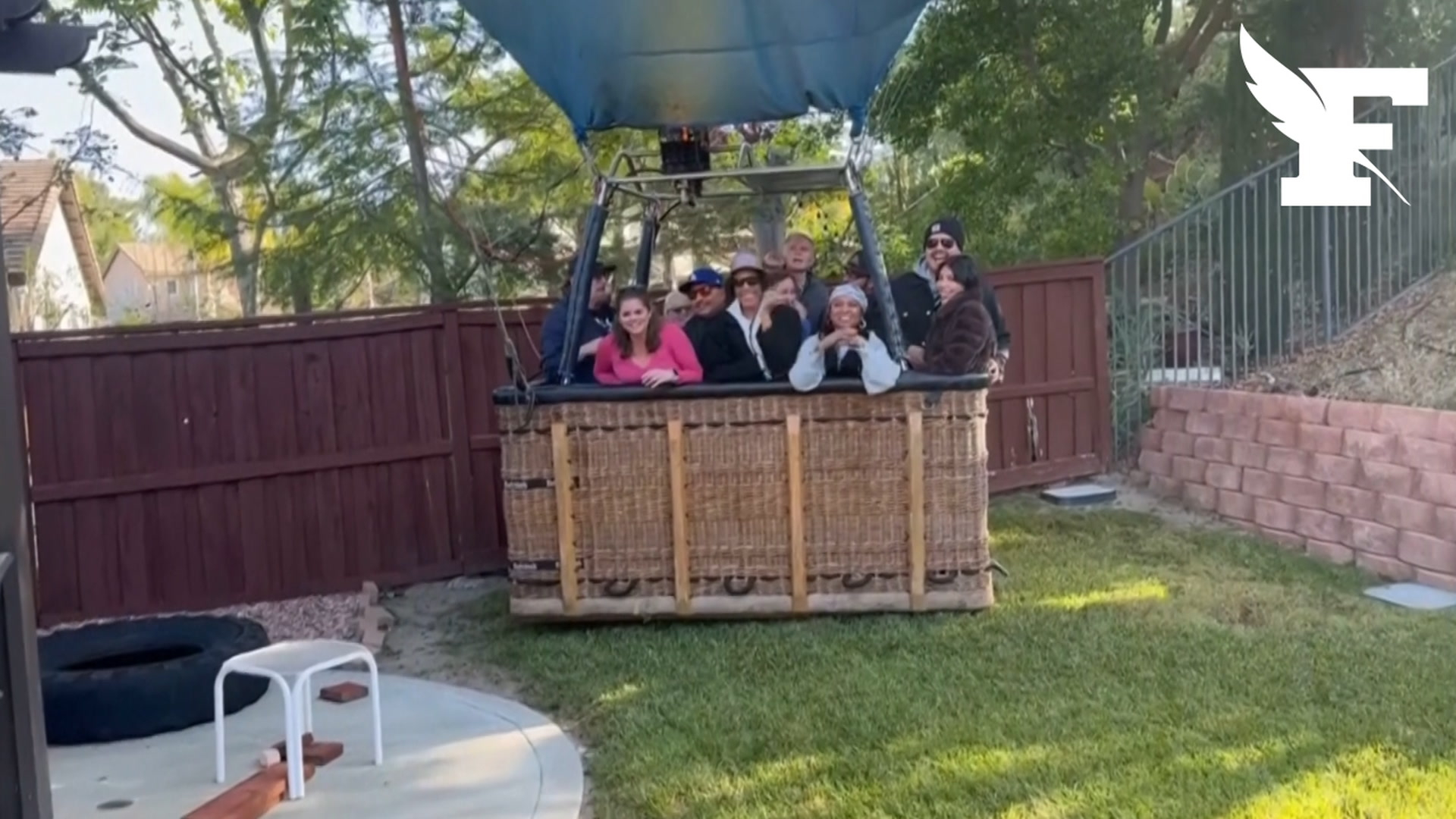 En Californie, une montgolfière atterrie en urgence dans le jardin d’un couple