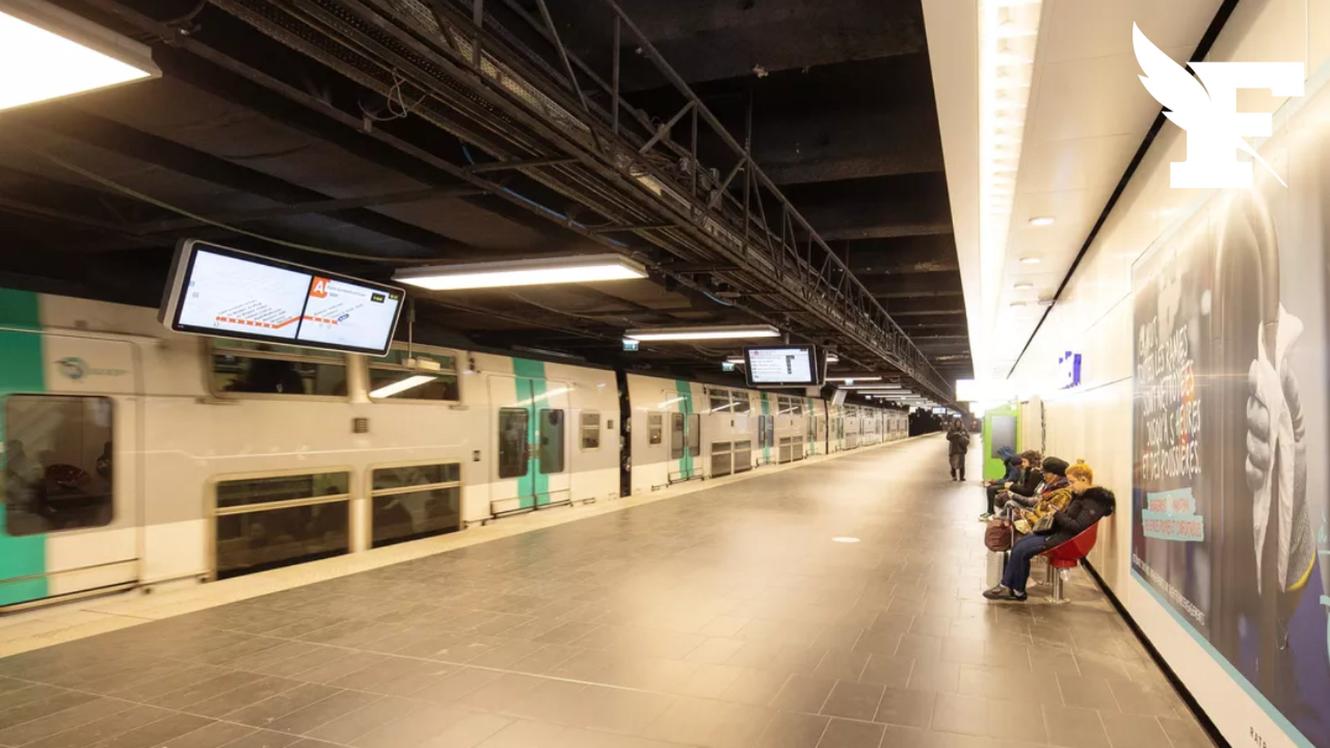 Essonne: une femme décède après avoir été poussée sur les rails du RER B en gare de Massy-Palaiseau