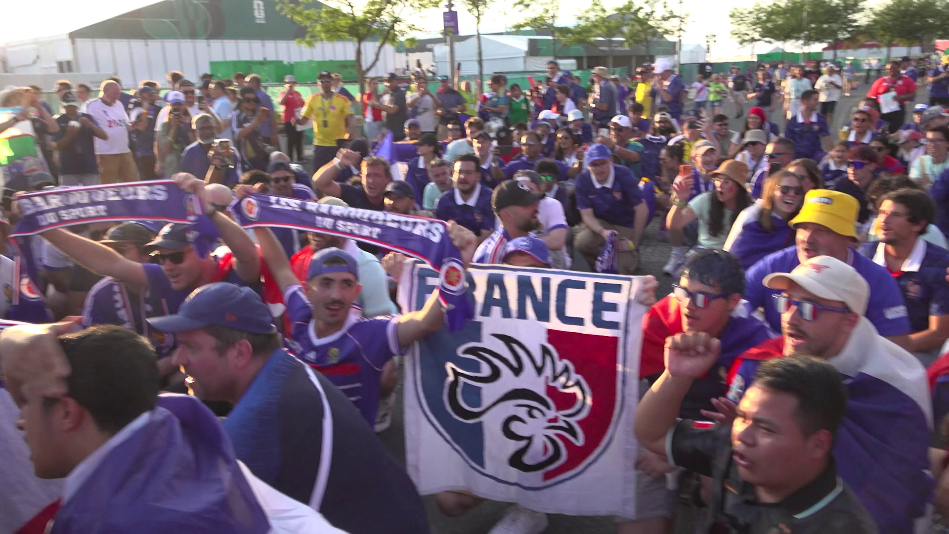 Coupe du monde: la joie des supporters français après la victoire des Bleus face à la Suède