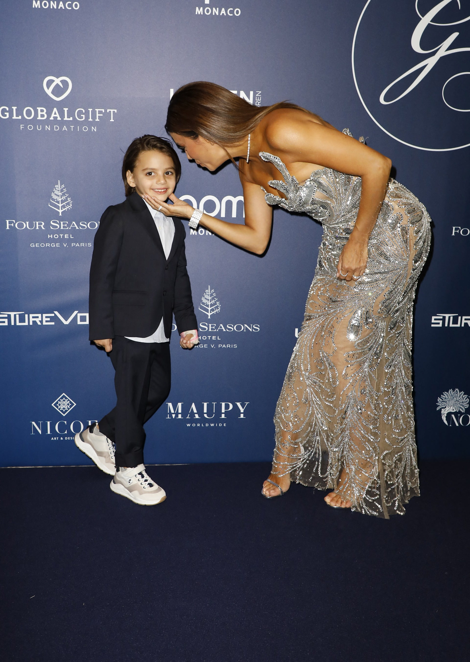 Eva Longoria à Paris : adorable, son fils Santiago lui vole la vedette sur le photocall