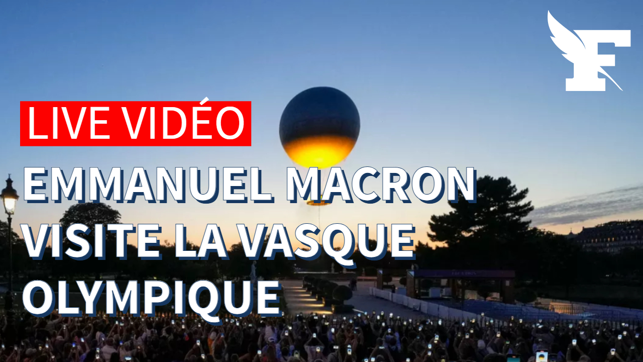 Emmanuel Macron visite la vasque olympique