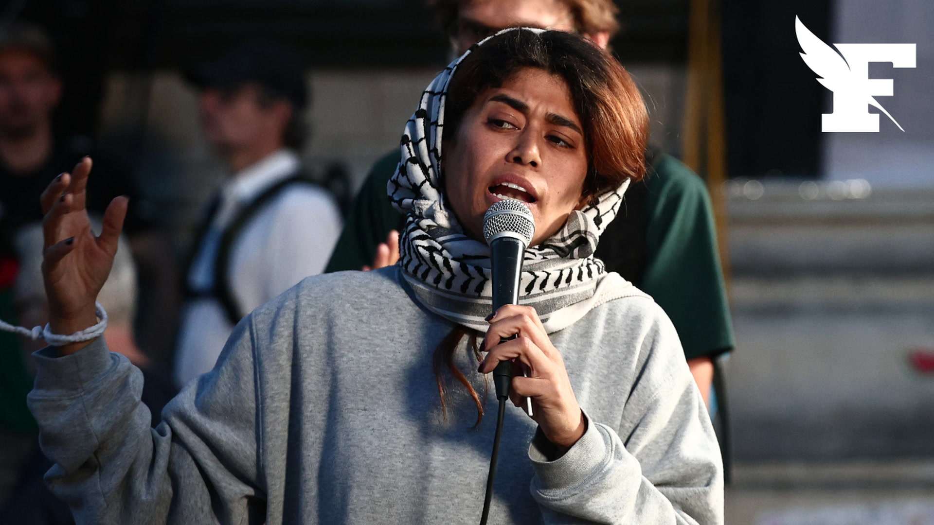 Câlin avec Jean-Luc Mélenchon, grand drapeau palestinien dans les mains, keffieh sur la tête...Les images de l'arrivée de Rima Hassan place de la République