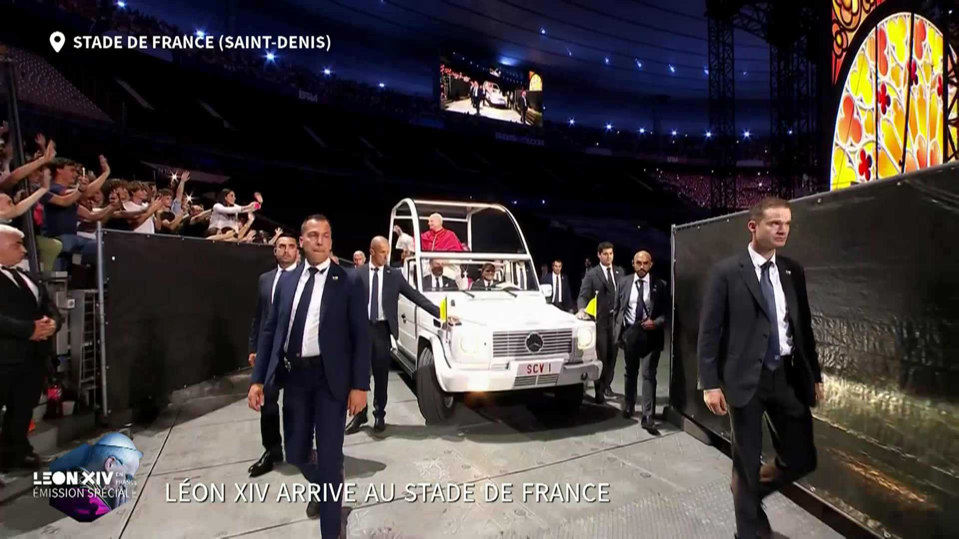 Les images de l'arrivée du pape Léon XIV au Stade de France en papamobile