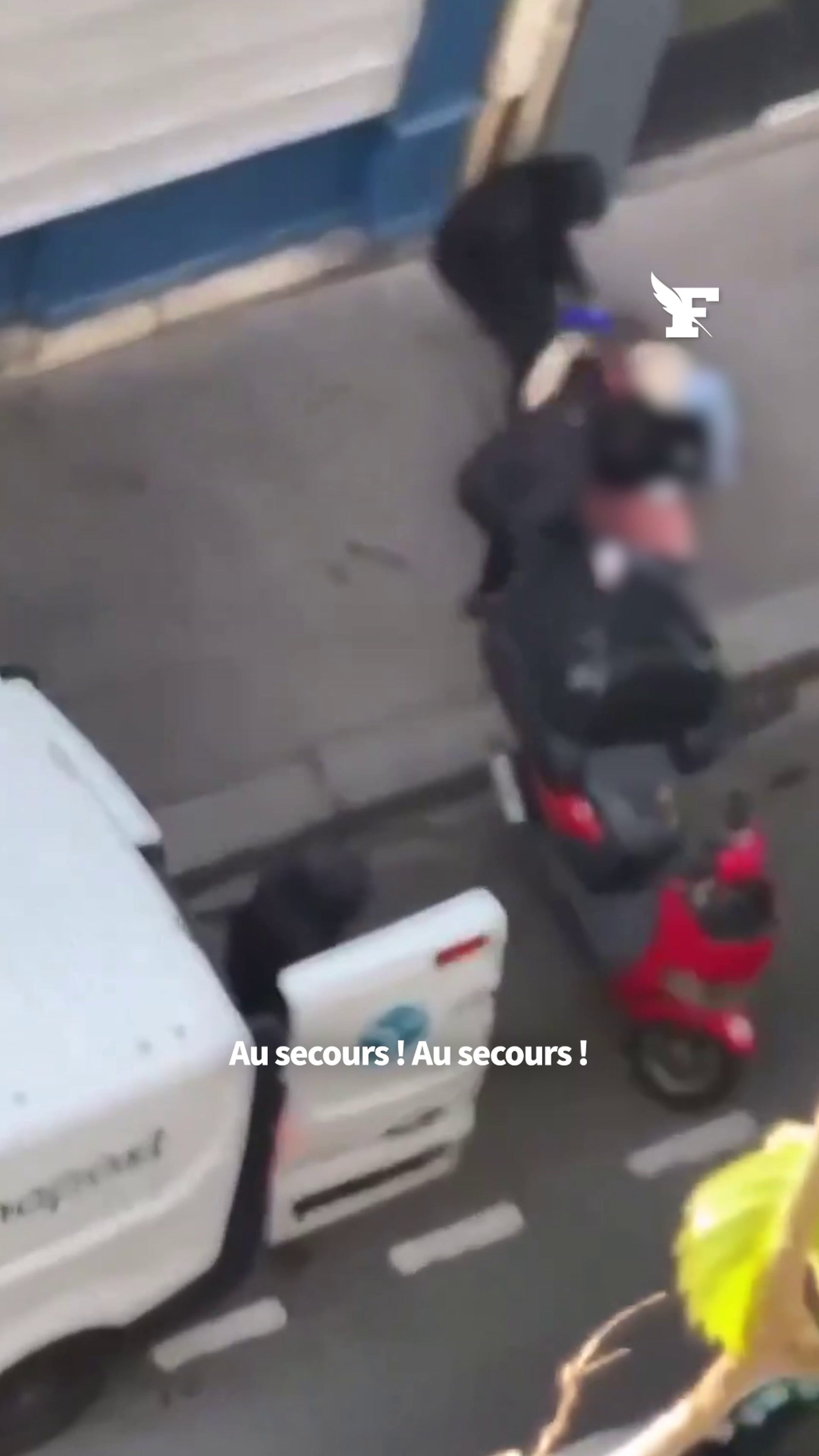 Les images hallucinantes d'une tentative d'enlèvement d'un homme et d'une femme en plein Paris
