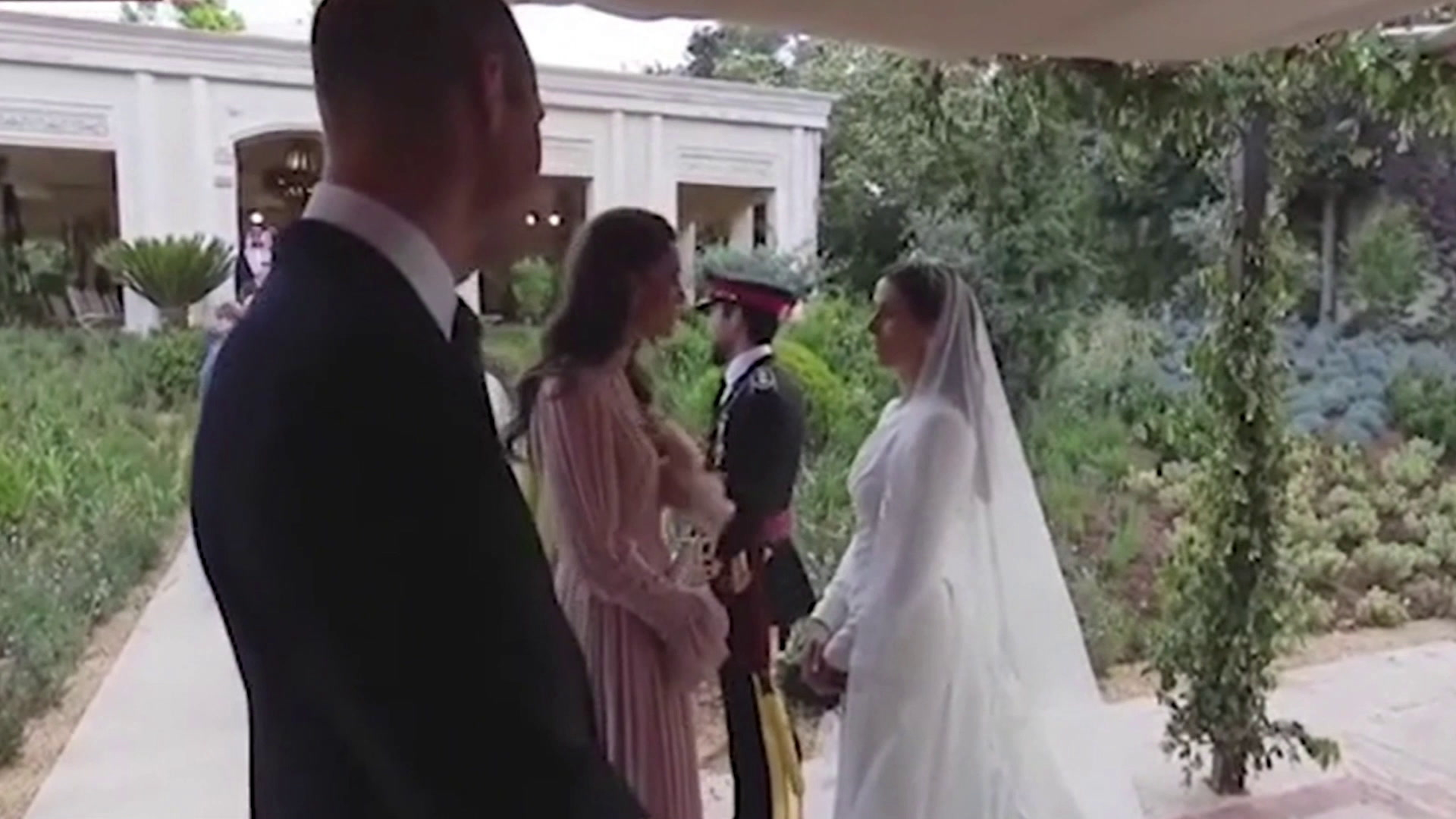 Quand William fait comprendre à Kate qu'il faut cesser de papoter avec la nouvelle princesse de Jordanie