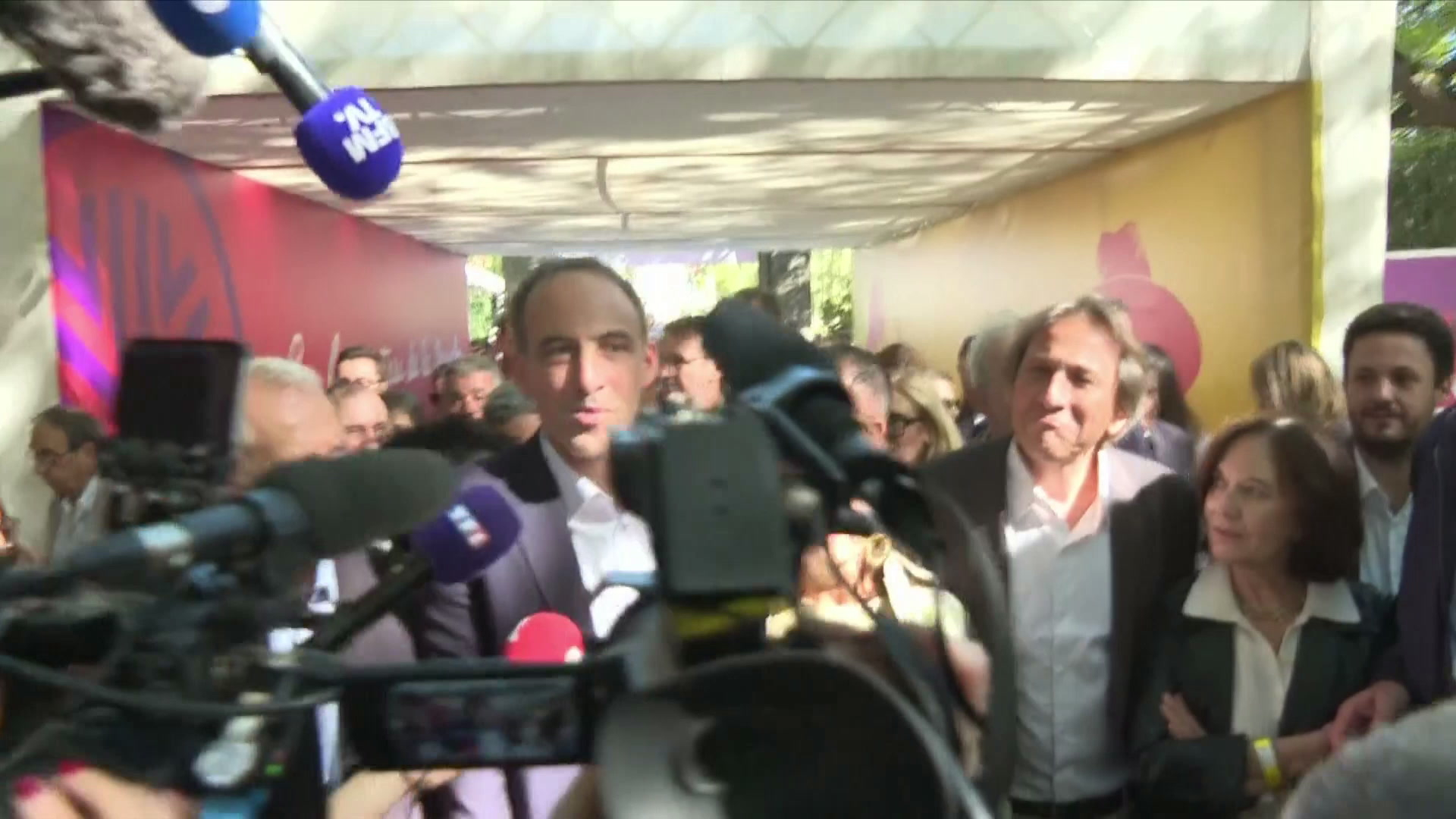 «On va chasser l'esprit de défaite», lance Raphaël Glucksmann à son arrivée aux Rencontres de la Gauche à Bram, dans l'Aude