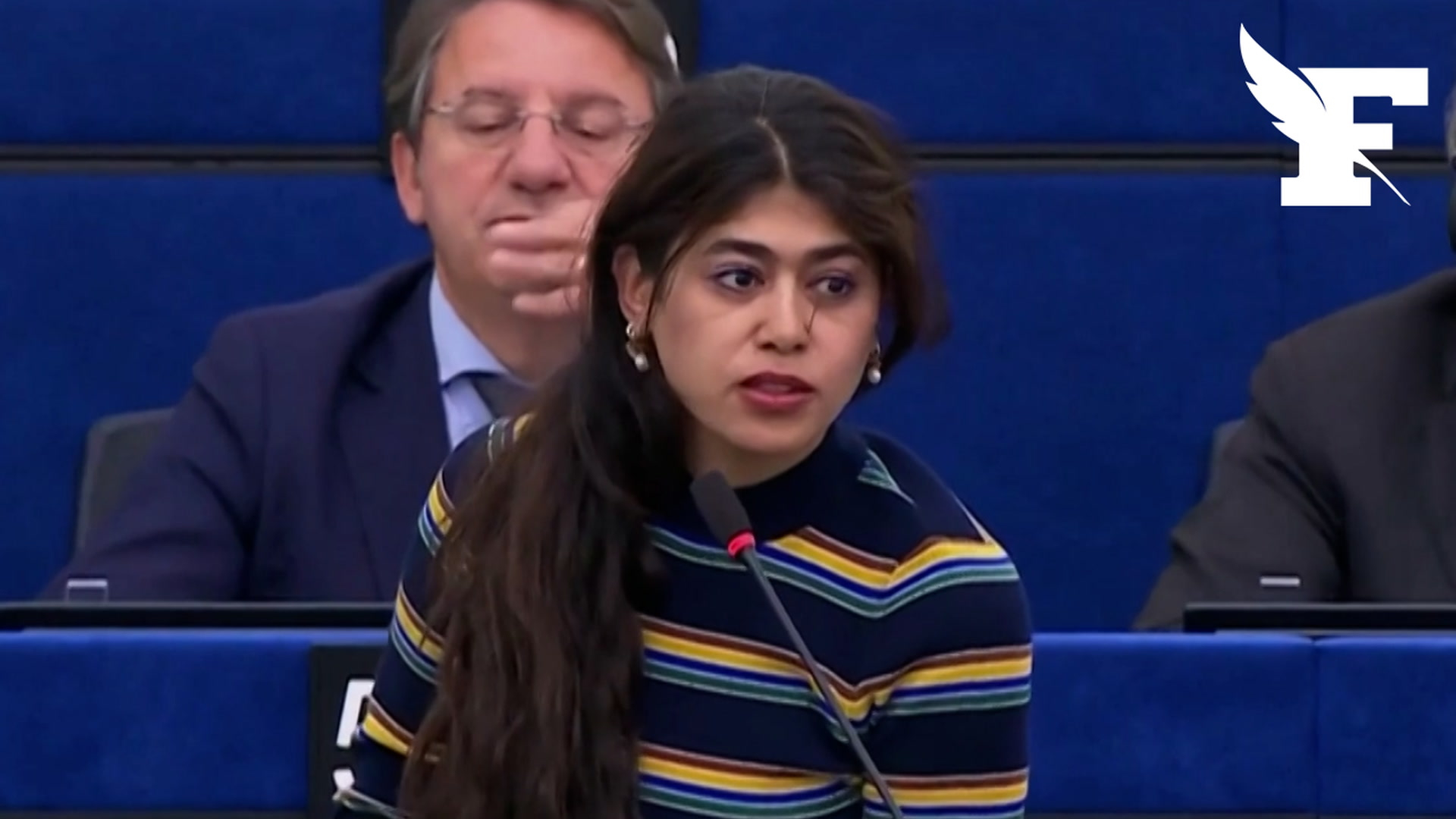«Je n'ai pas touché au drapeau européen» assure Rima Hassan face aux accusations