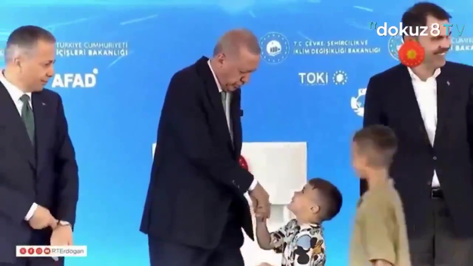 Le président turc gifle un enfant sur scène