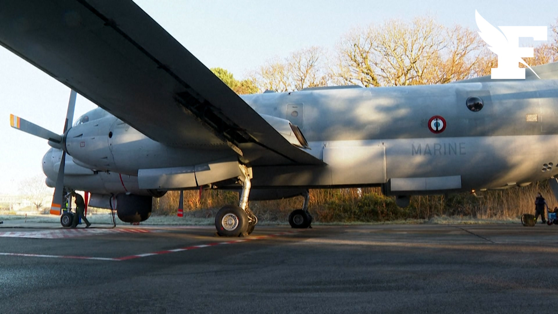 Un avion de la marine française volant au-dessus de la mer Baltique ciblé par l'armée russe