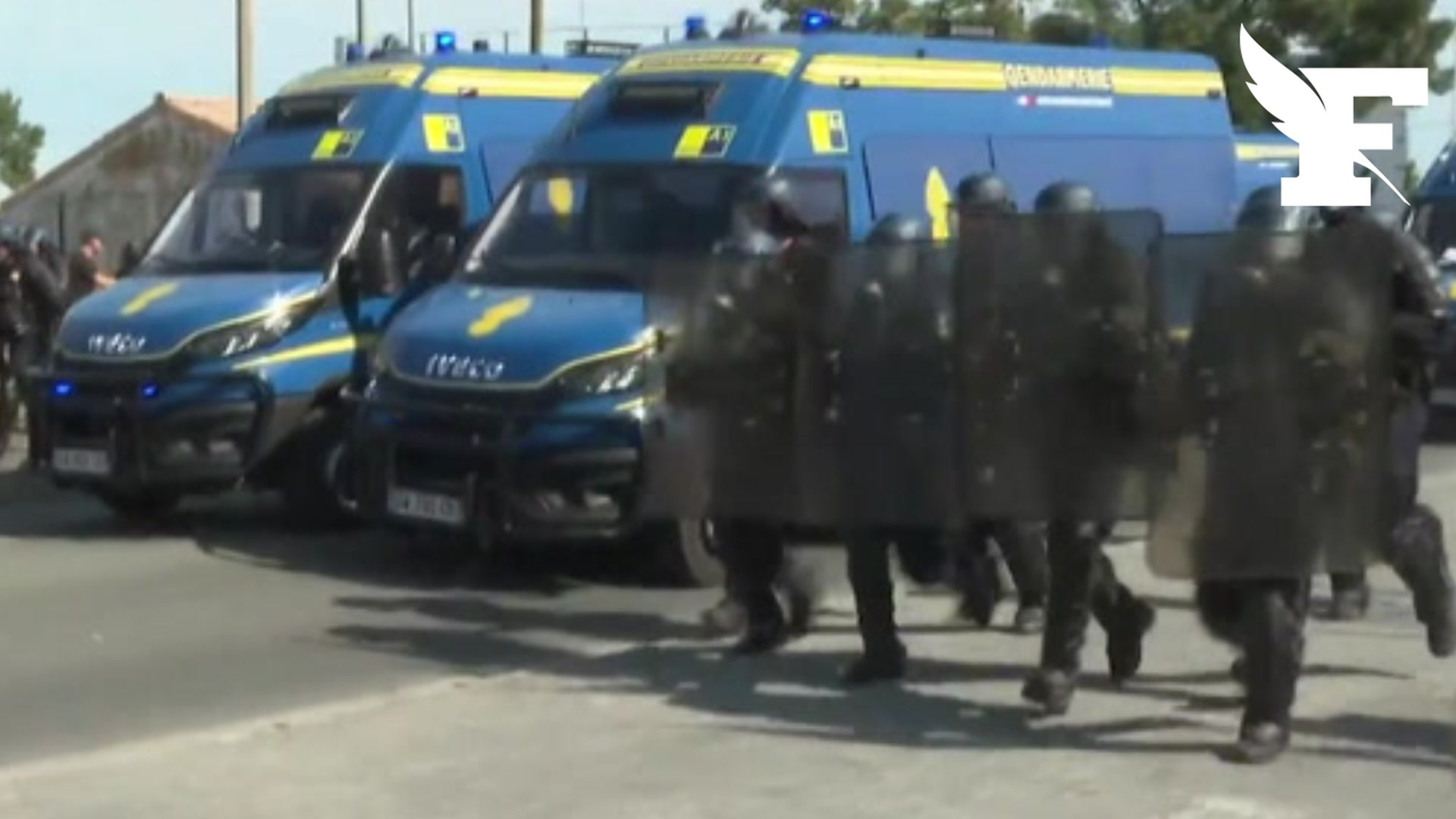 Mégabassines: sous un nuage de fumée, les CRS chargent les manifestants à La Rochelle