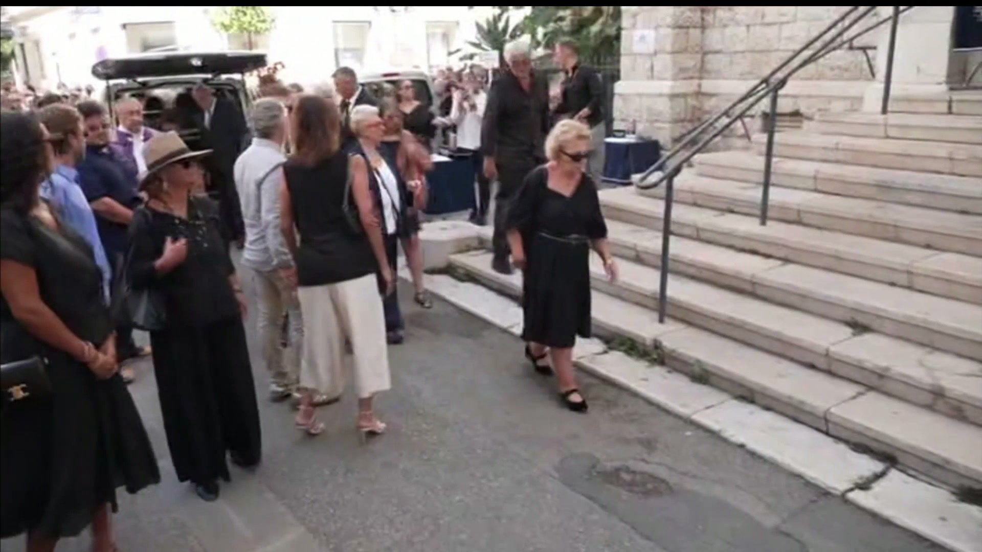 Obsèques de Philippe Bouvard : le cercueil fait son entrée dans l'église Notre-Dame de Bon Voyage à Cannes