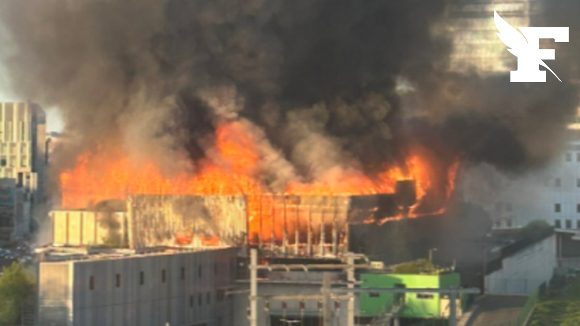 Les images d'un très spectaculaire incendie dans le XVIIe arrondissement de Paris