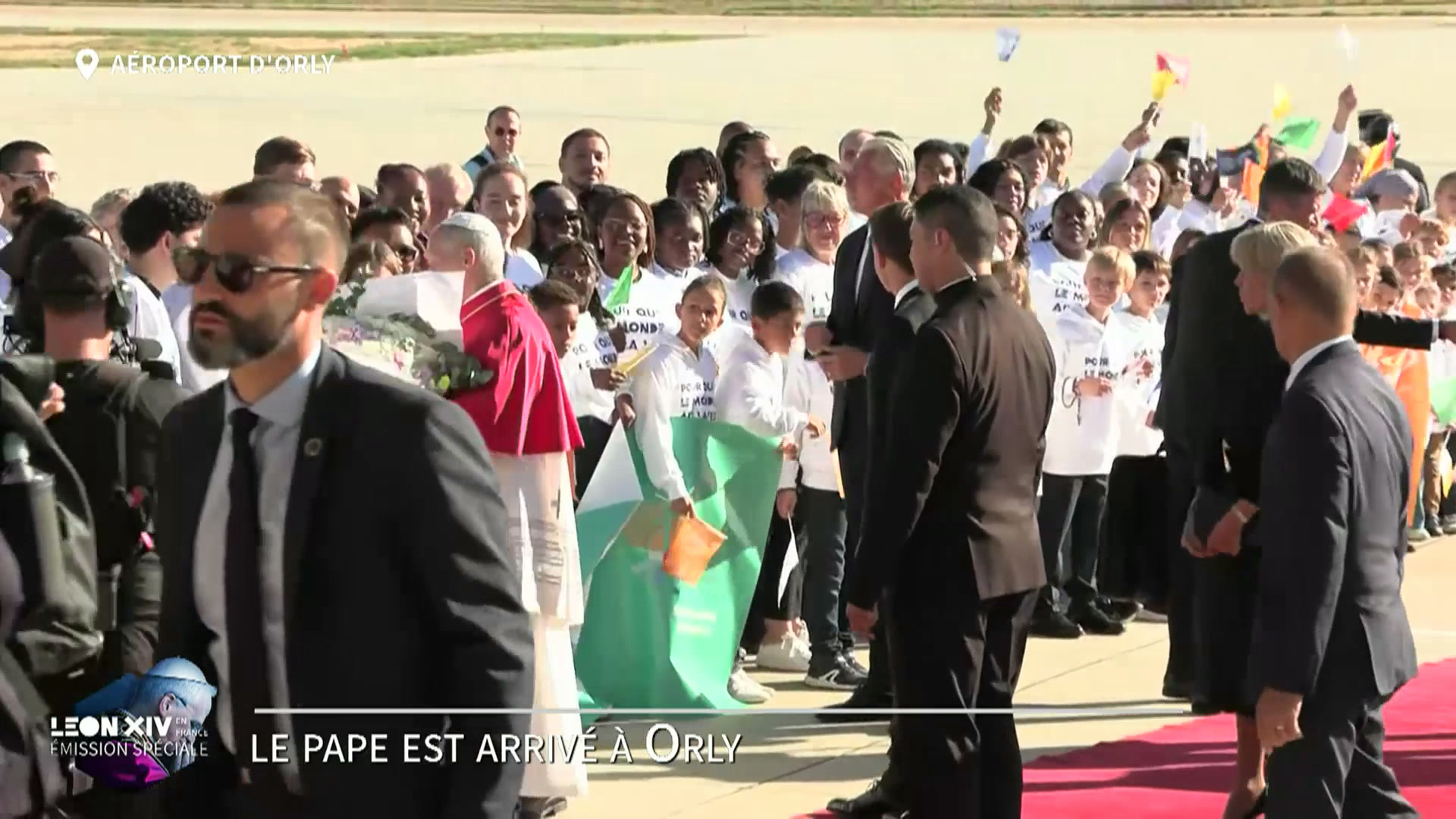 Chants, bénédictions, autographes... Léon XIV est accueilli par les enfants devant le pavaillon d'accueil de l'aéroport d'Orly