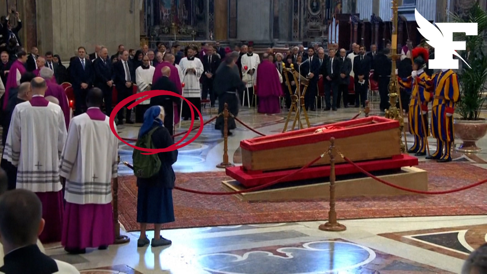 Une religieuse française enfreint le protocole pour se recueillir devant la dépouille du pape François