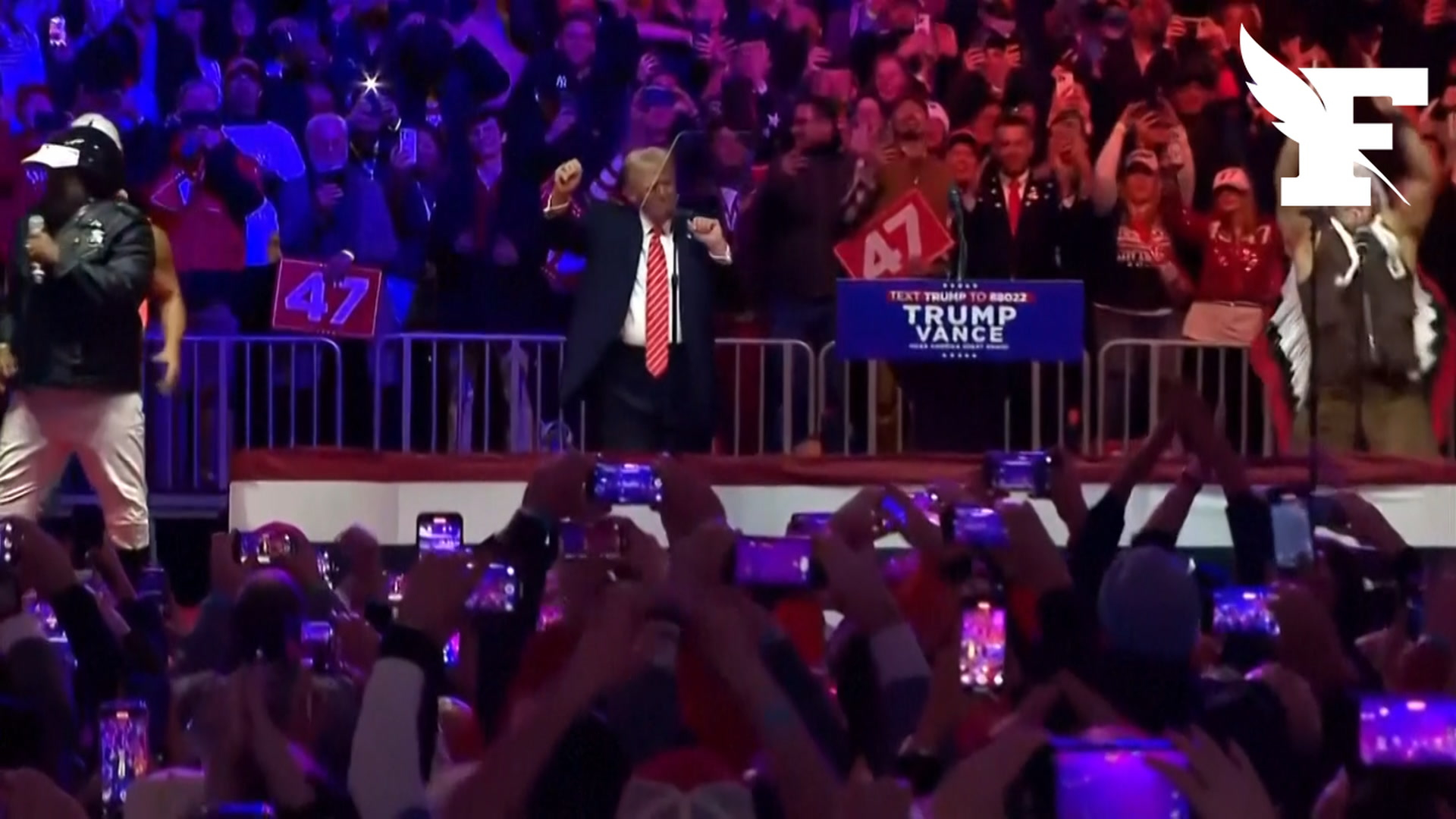 Les Village People chantent YMCA lors d'un meeting de Donald Trump