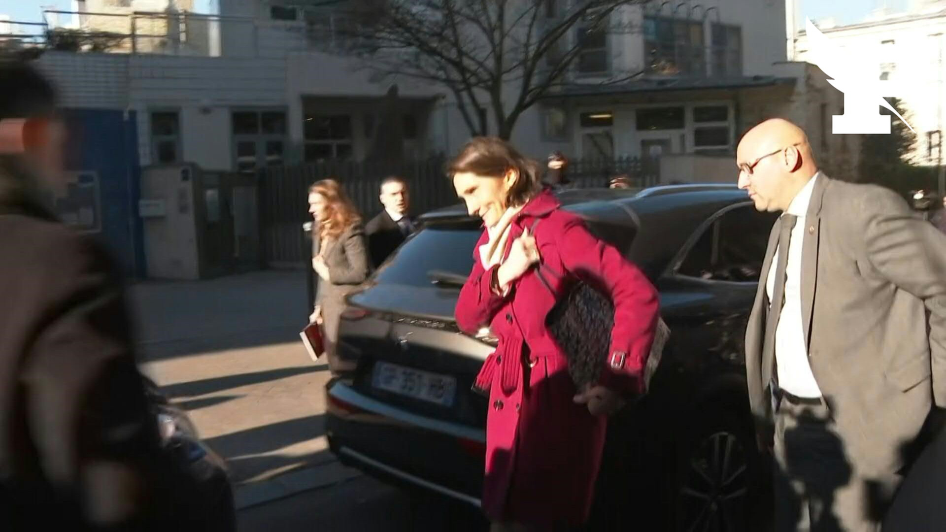 Pol&eacute;mique Oud&eacute;a-Cast&eacute;ra: la ministre hu&eacute;e &agrave; son arriv&eacute;e &agrave; l'&eacute;cole publique Littr&eacute;