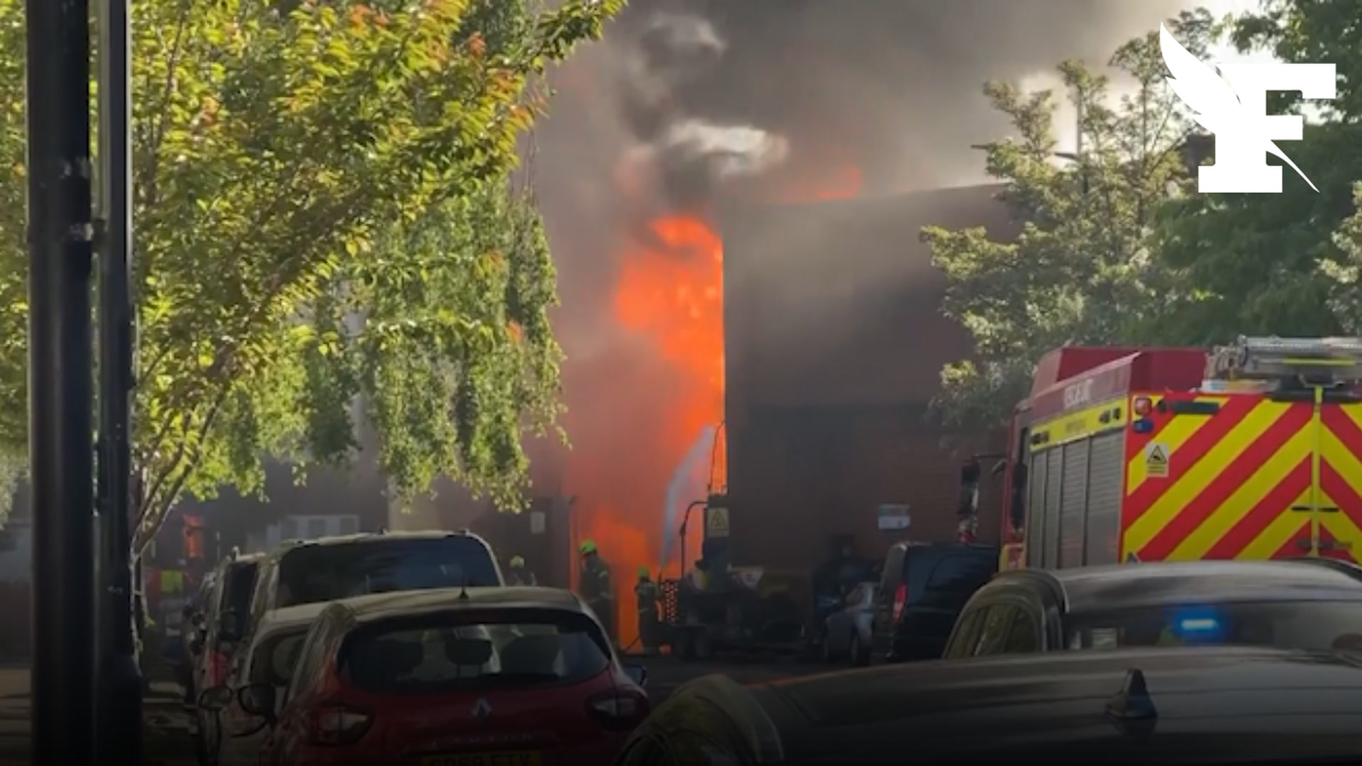 Les images d'un incendie qui mobilise une centaine de pompiers à Londres