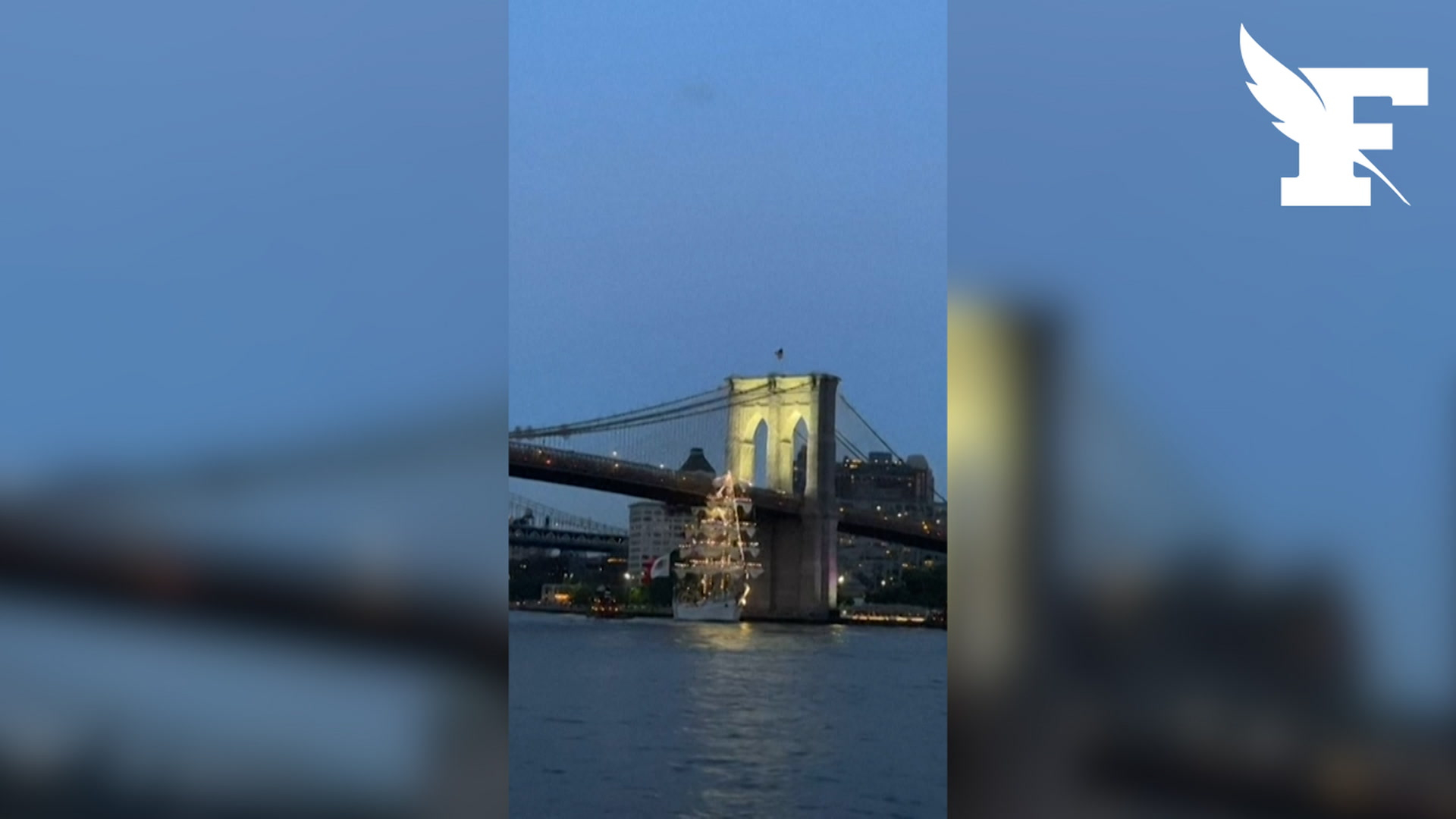 New York: les images hallucinantes d'un voilier de la marine mexicaine qui percute le pont de Brooklyn