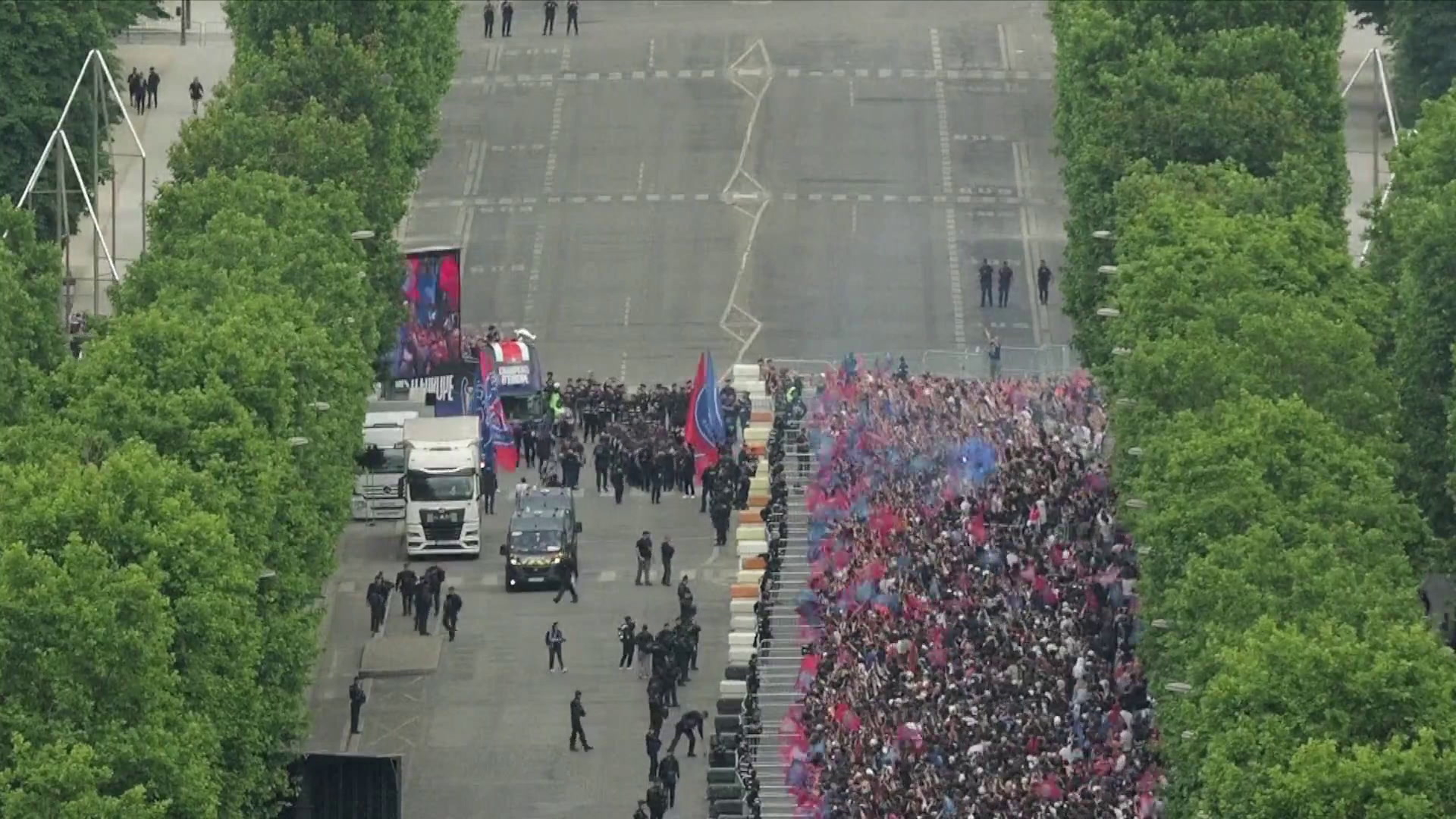 Victoire du PSG: les joueurs arrivent sur les Champs-Élysées devant des supporters en feu