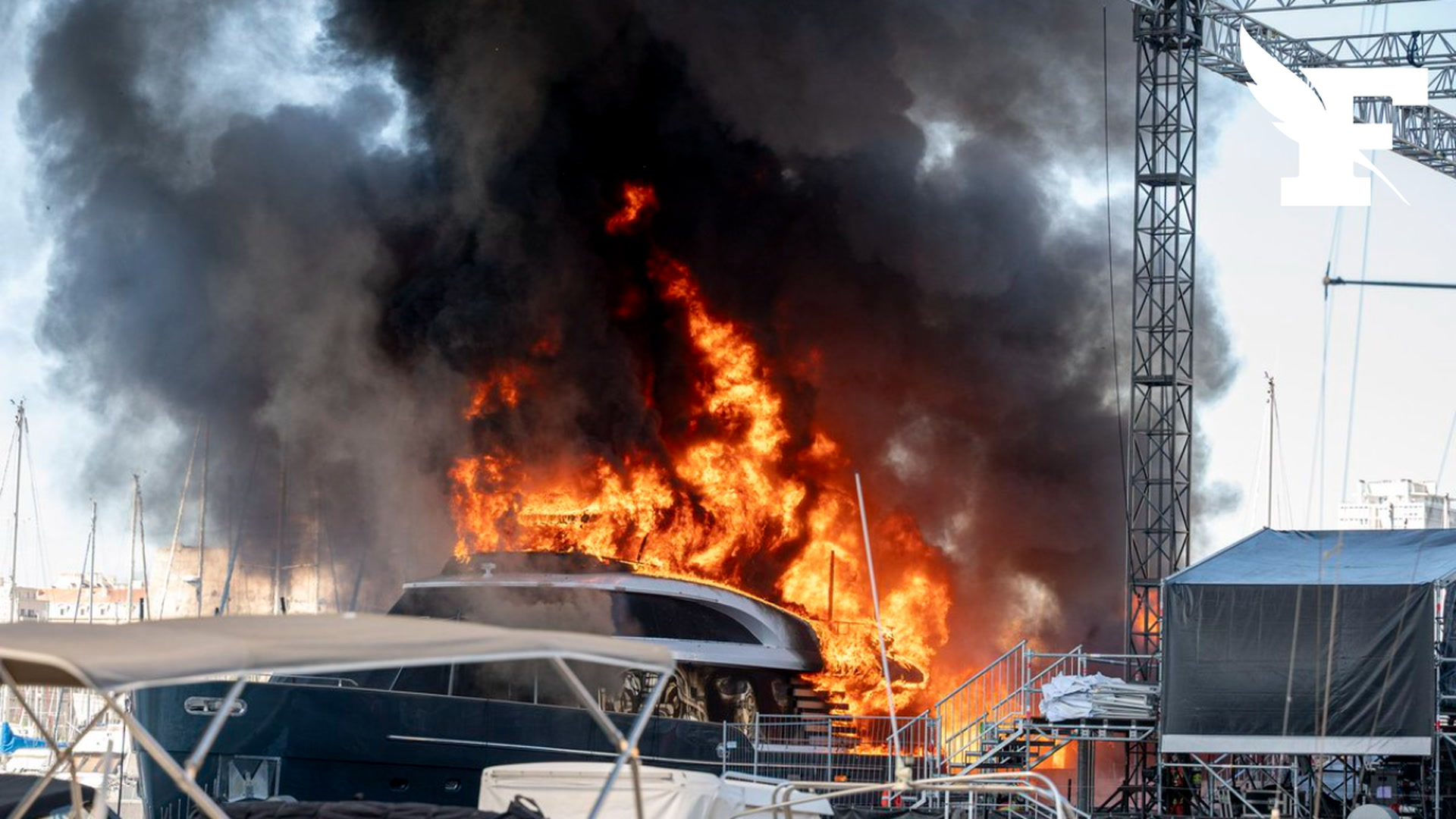 Les images des deux bateaux touchés par un incendie sur le Vieux-Port de Marseille