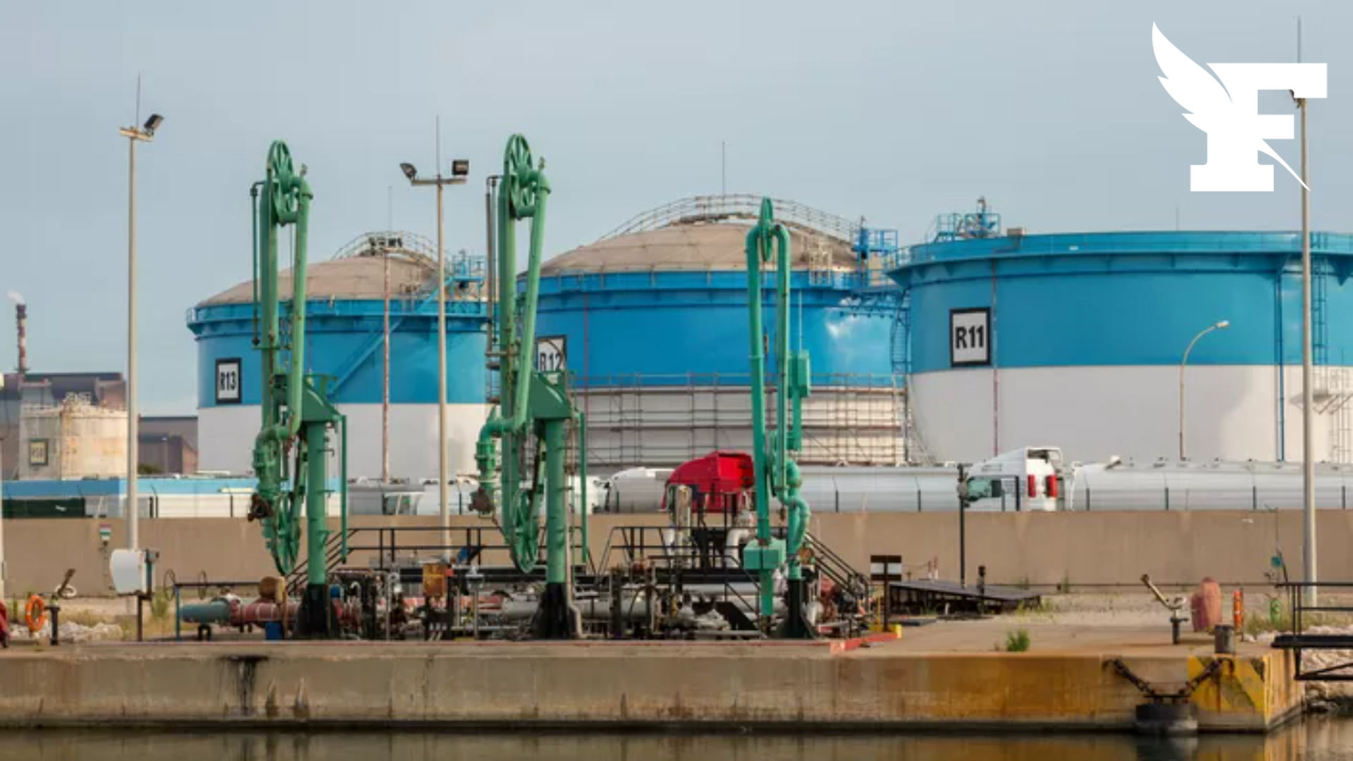 Des dizaines de pêcheurs bloquent un dépôt pétrolier à Fos-sur-Mer pour protester contre la hausse des prix du carburant