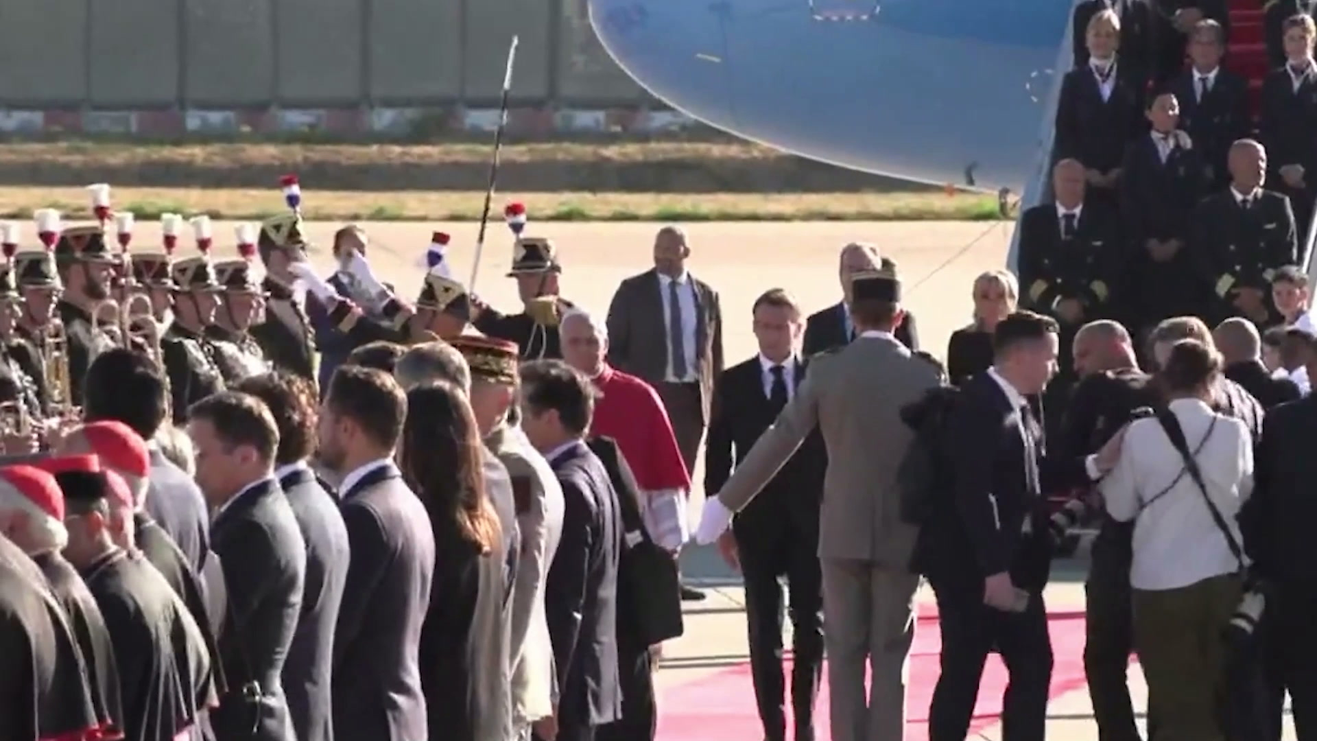 Arrivée en avion, discours à l'Elysée... ce qu'il faut retenir de la première matinée du pape en France