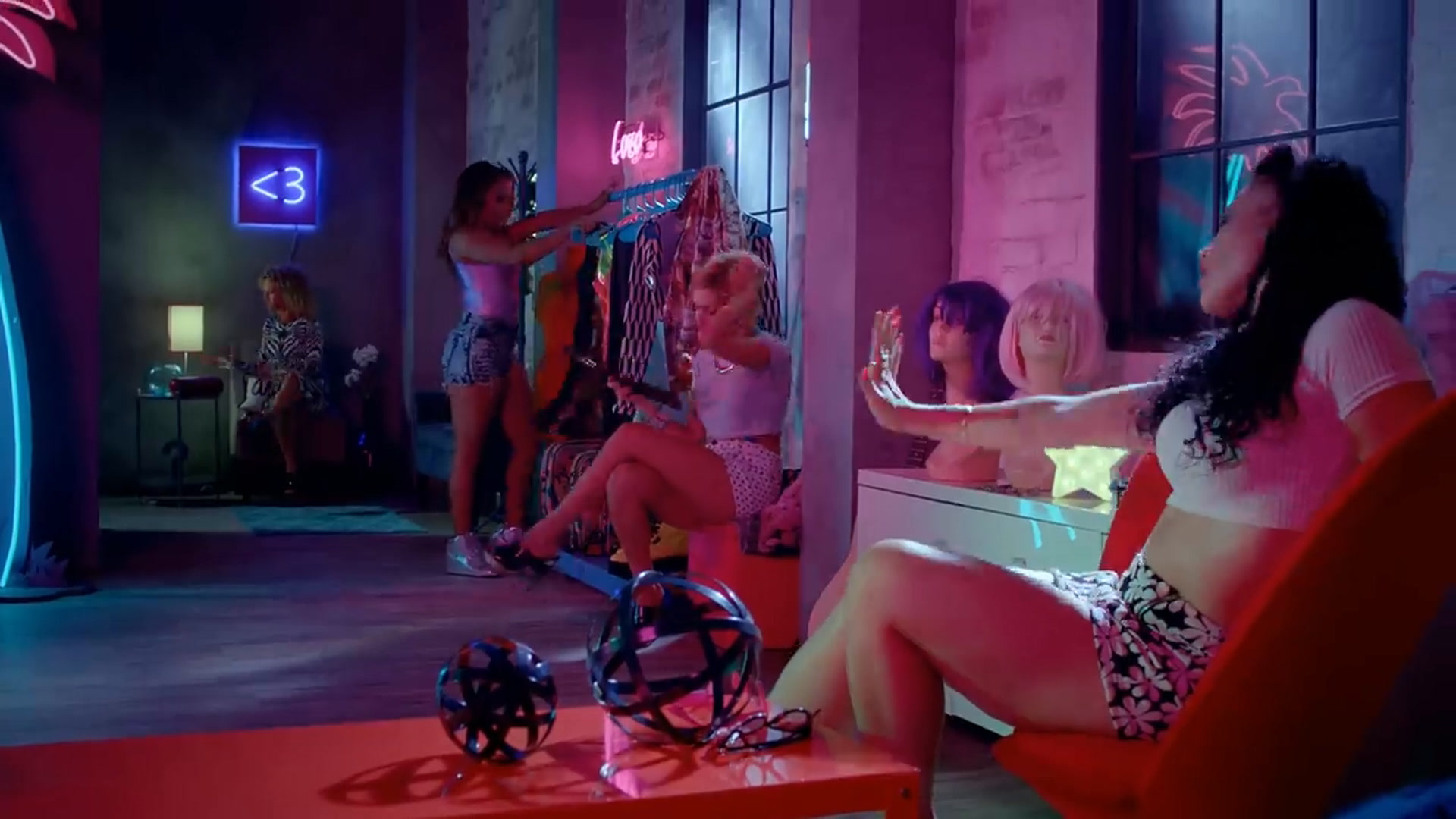 Le clip Bang Bang, réunissant Nicki Minaj, Ariana Grande et Jessie J, réalisé par Hannah Lux Davis