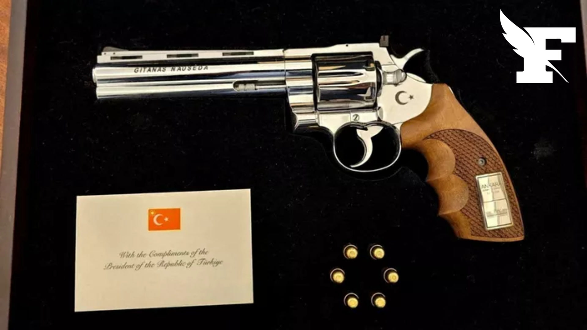 Les dirigeants des pays de l'Otan reçoivent en cadeau... un revolver et six balles de la part du président turc