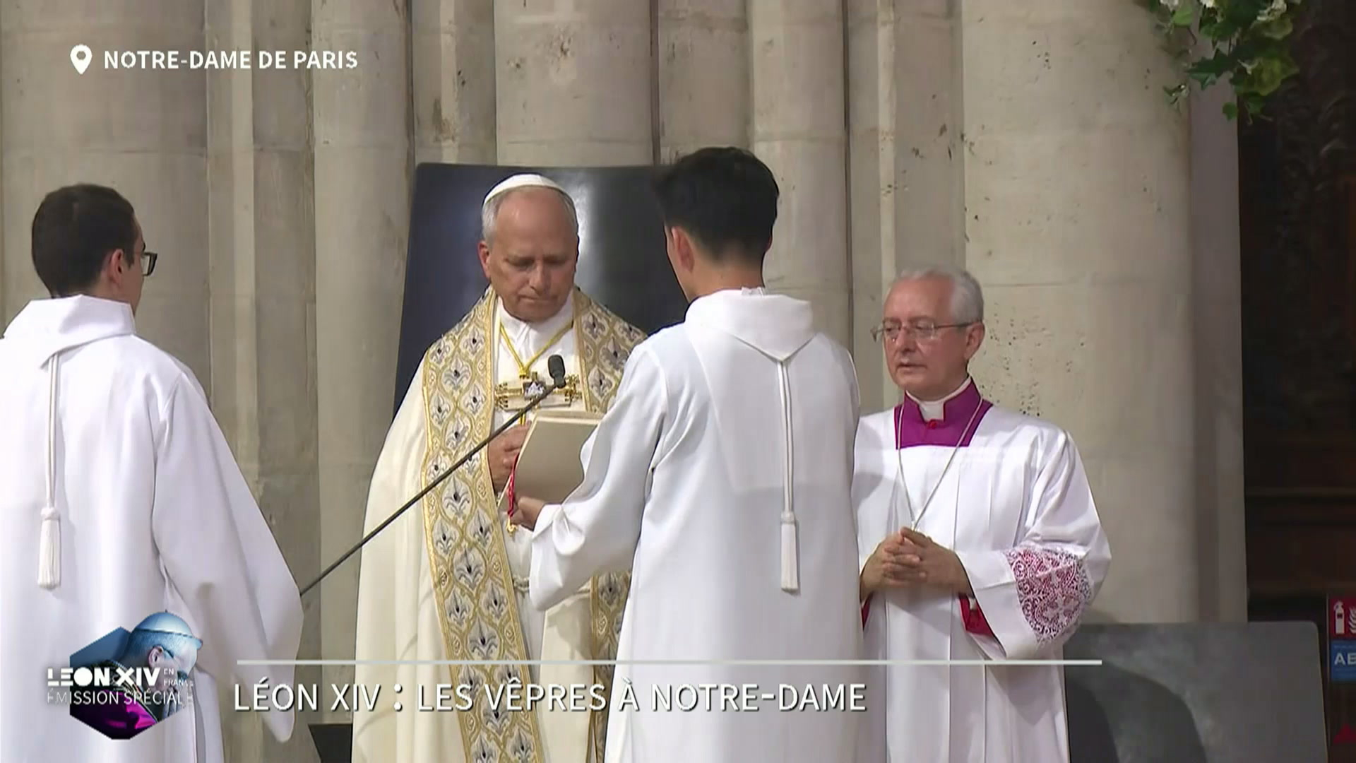 À Notre-Dame de Paris, le pape Léon XIV débute la célébration des vêpres