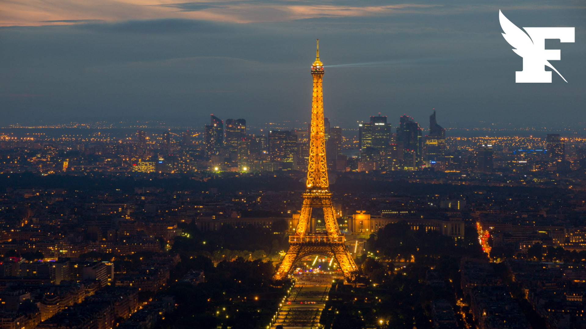 Trois salariés bloqués plusieurs heures en pleine nuit dans un ascenseur de la tour Eiffel