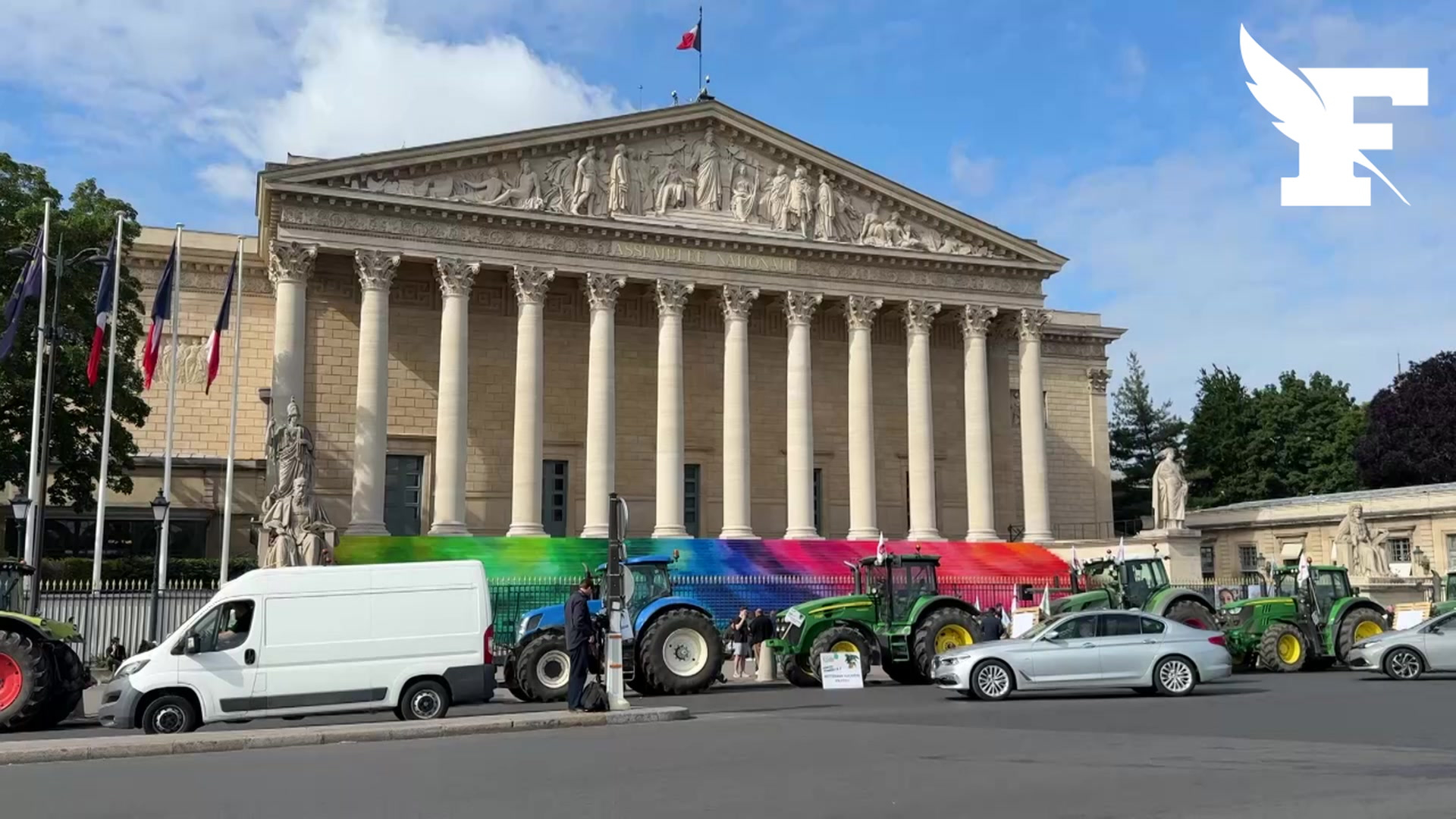 Les images des agriculteurs de la FNSEA devant l’Assemblée pour soutenir la loi Duplomb