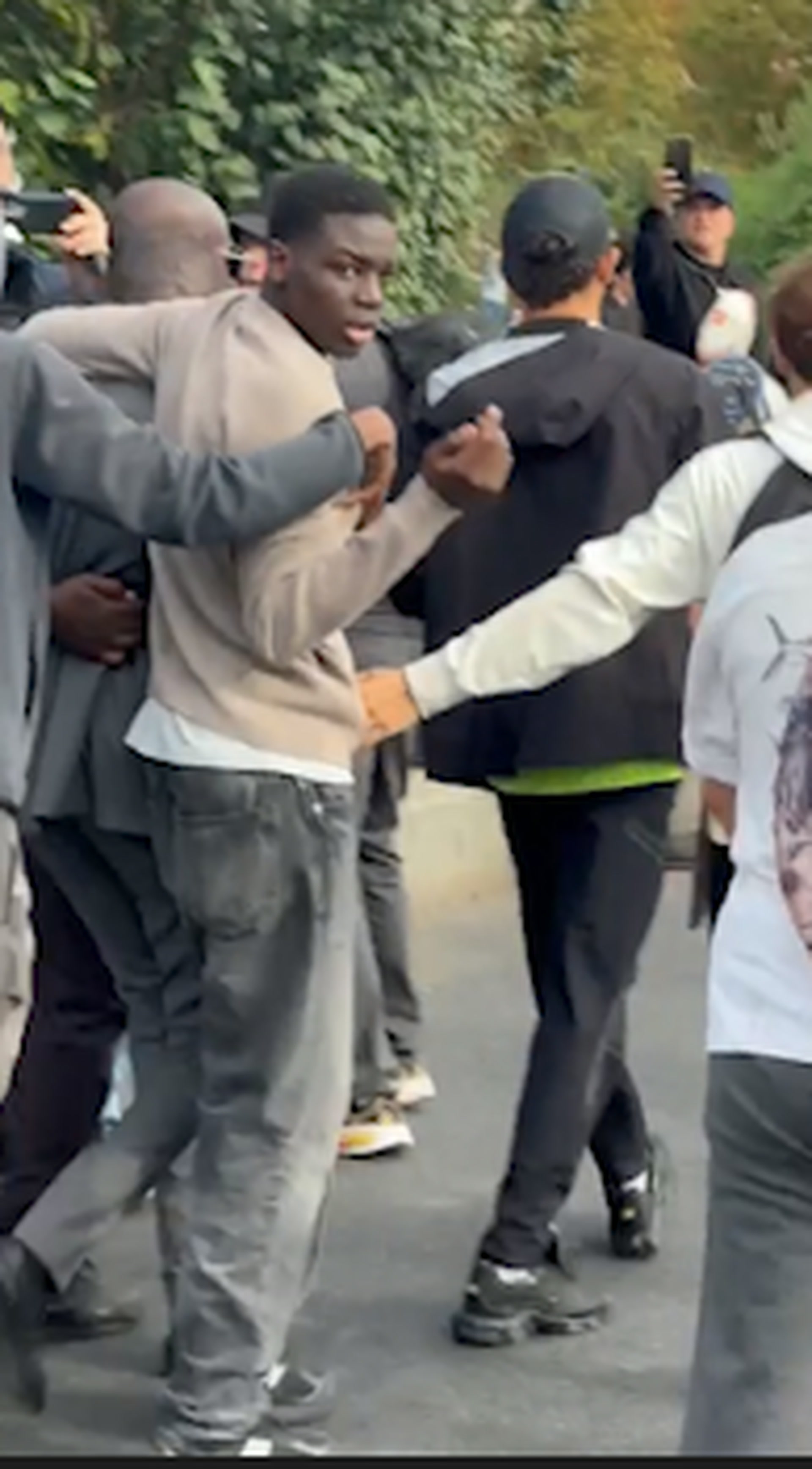 Proche du malaise, le maire de Saint-Denis Bally Bagayoko évacué du cortège de la manifestation parisienne