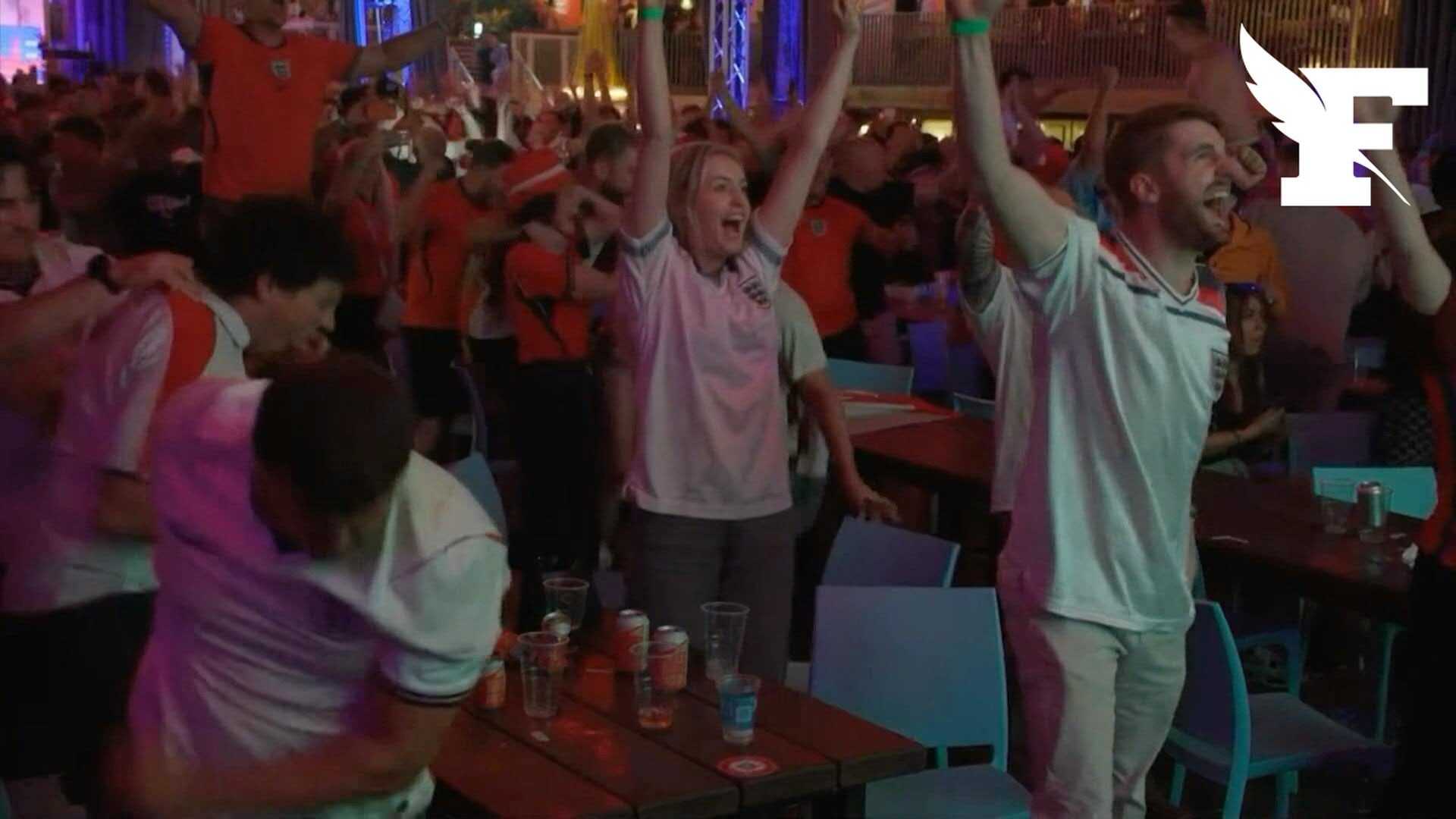 À Manchester, les supporters anglais exultent après la qualification de l'Angleterre en quarts de finale de la Coupe du monde