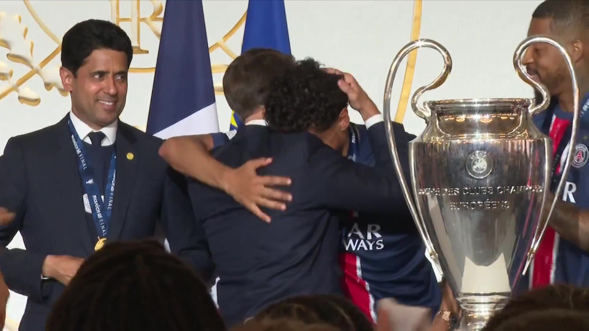 Victoire du PSG: Emmanuel Macron serre un Marquinhos ému dans ses bras à l'Élysée