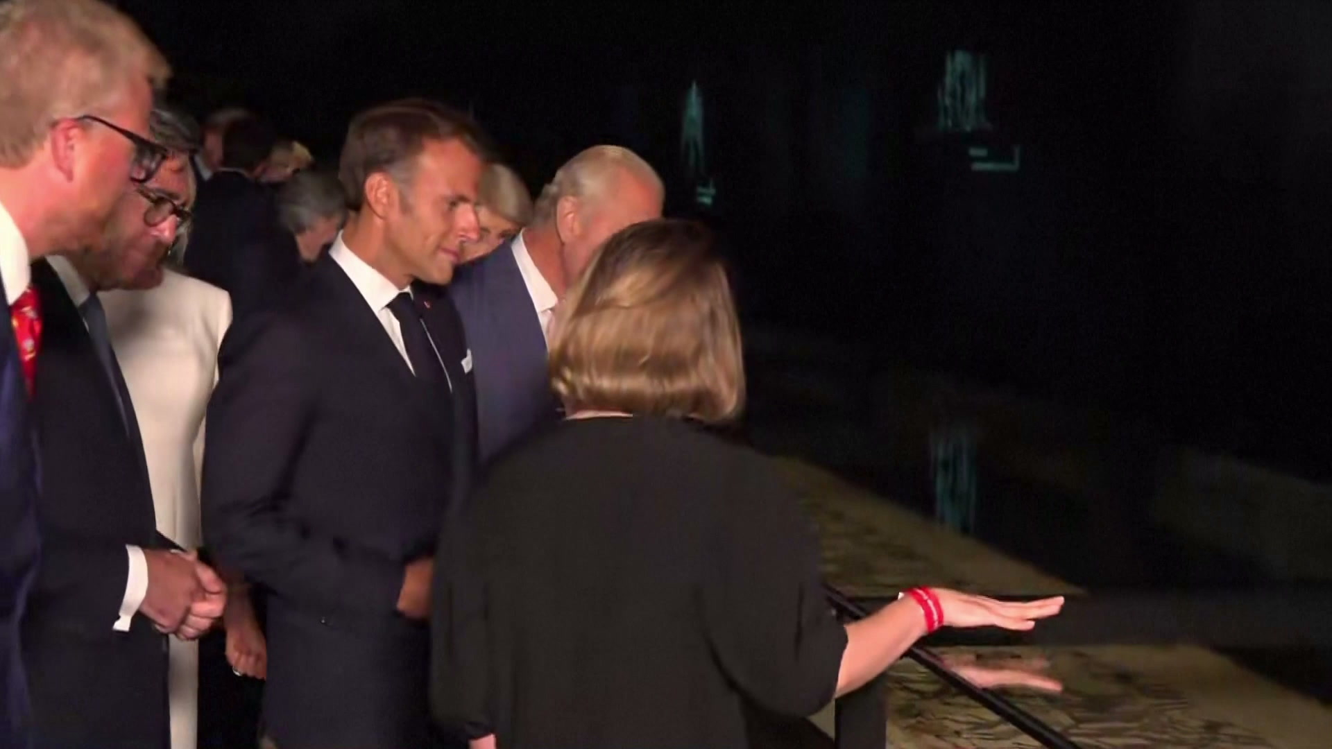Emmanuel Macron et le roi Charles III découvrent la tapisserie de Bayeux au British Museum