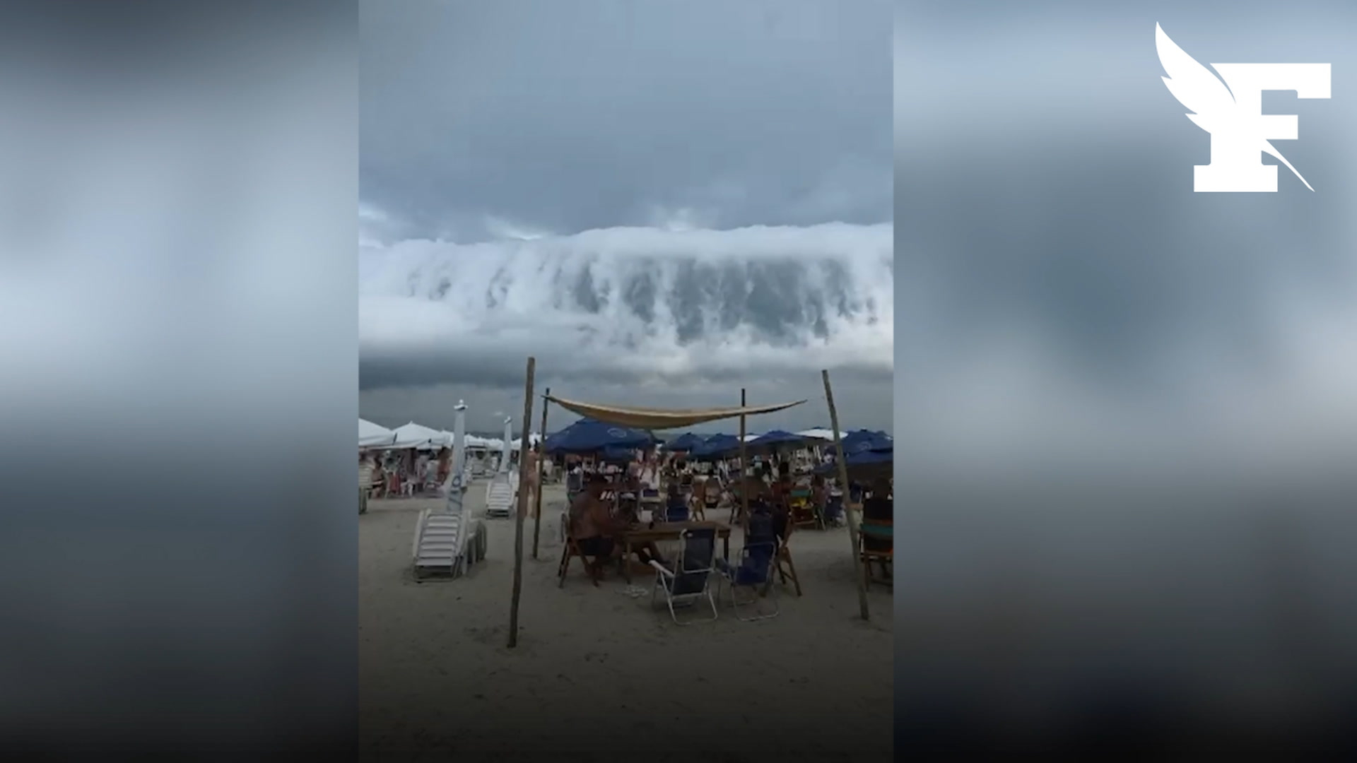 Brésil : les images d’un rare «nuage rouleau» observé sur la plage à São Lourenço