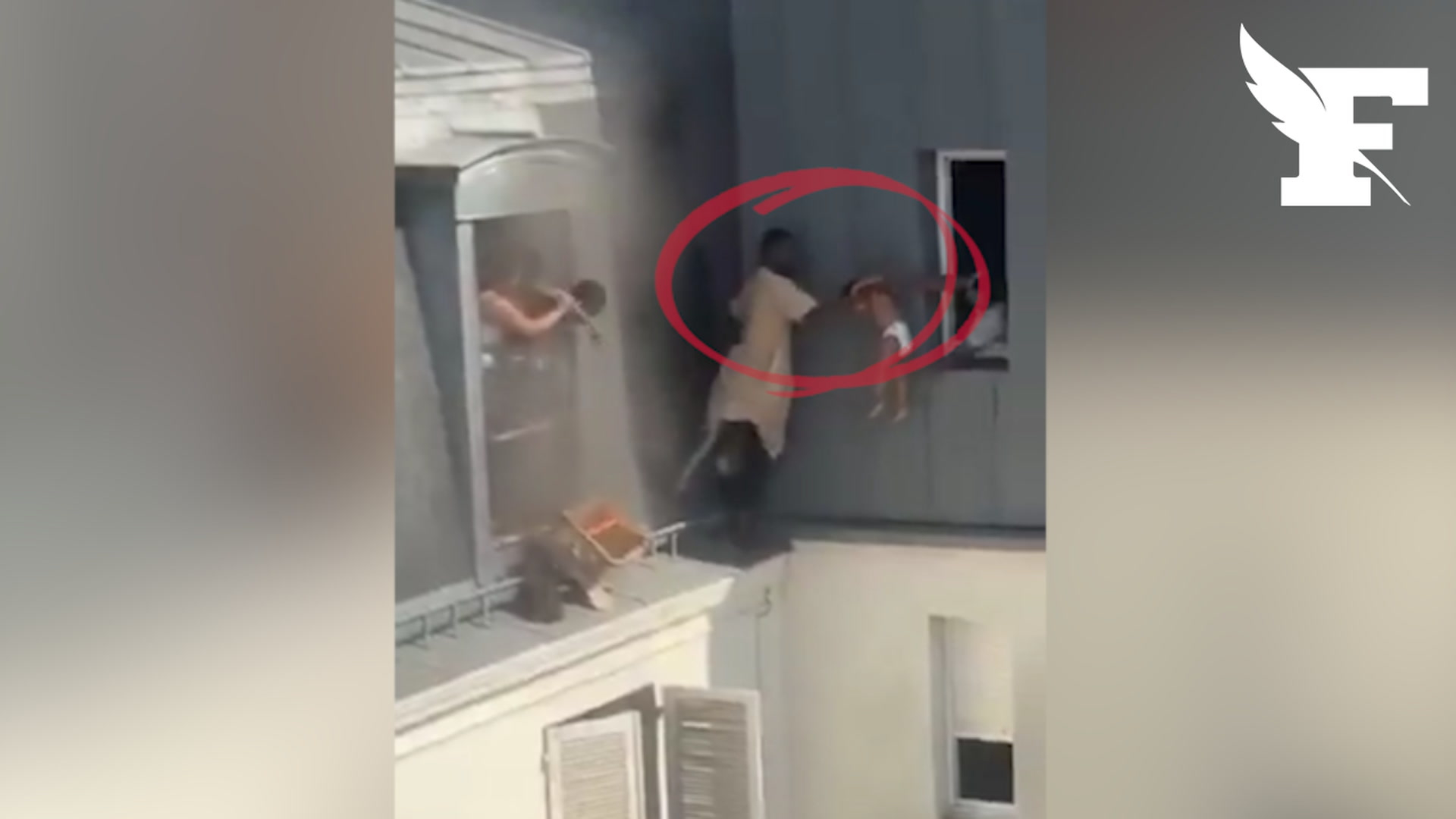 Perché au sixième étage, un homme sauve trois enfants d’un appartement en flammes à Paris