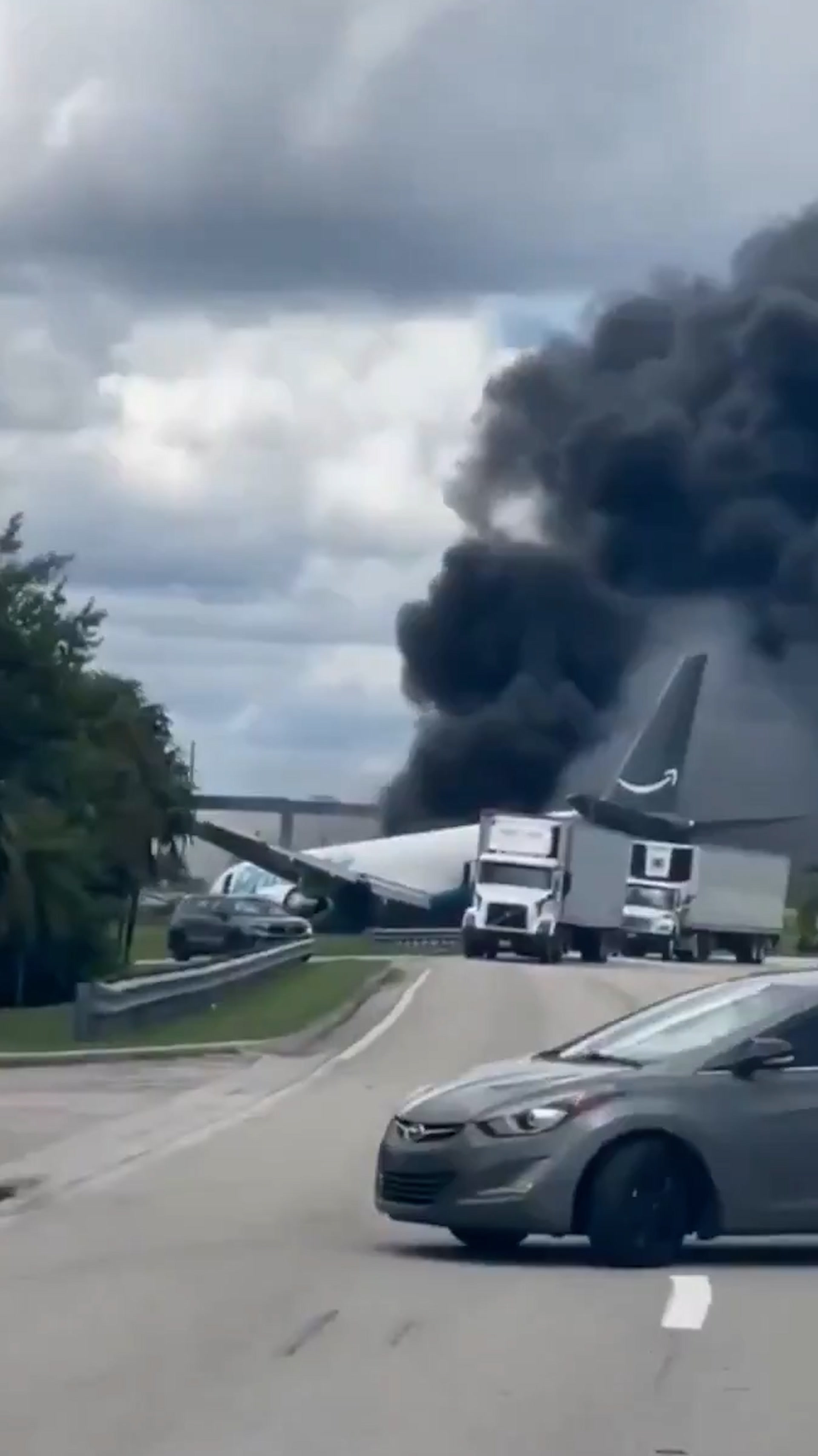 Un avion-cargo percute des véhicule après être sorti de piste à Miami
