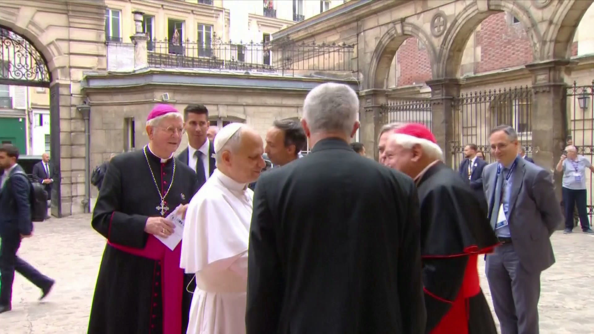 Les images de l'arrivée Léon XIV à l'Institut catholique de Paris