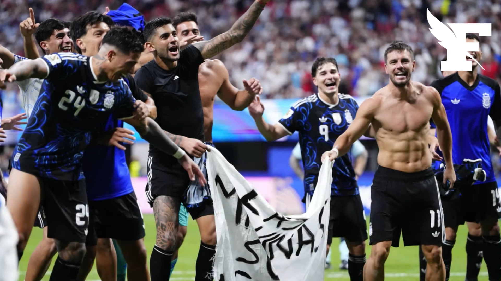 Coupe du monde 2026 : des joueurs argentins déploient une banderole revendiquant l'appartenance des Îles Malouines à leur pays