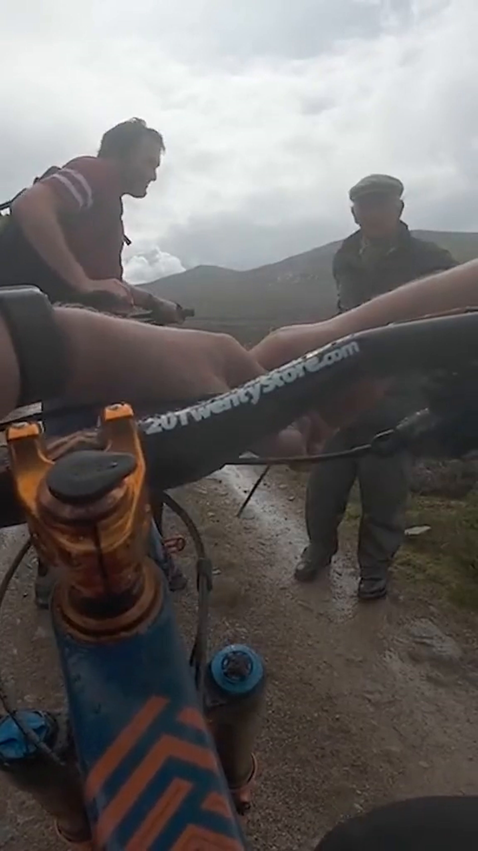 En Ecosse, des cyclistes croisent par hasard le roi Charles III en randonnée