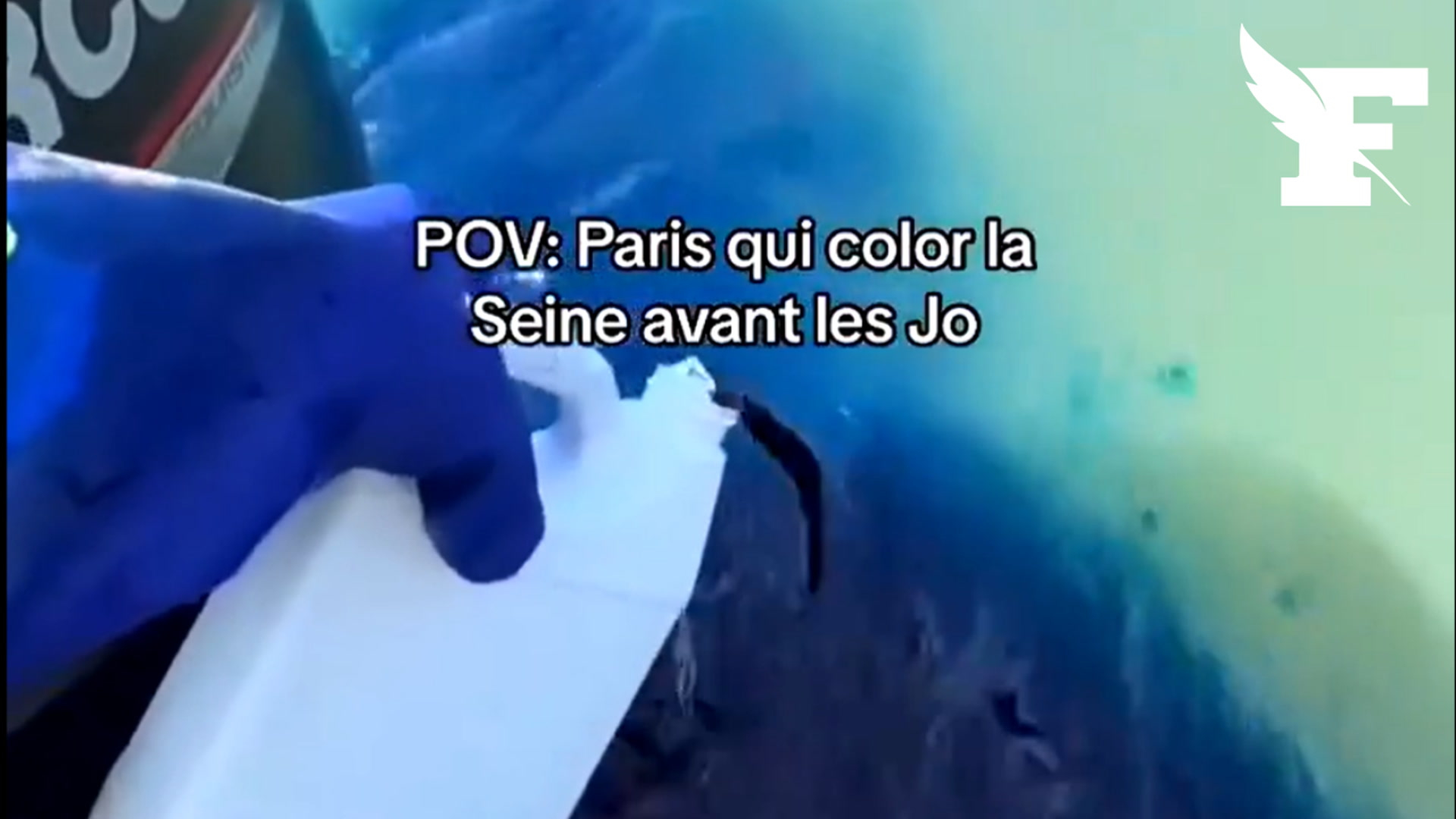 JO 2024: la Ville de Paris a-t-elle déversé du colorant bleu dans la Seine ?