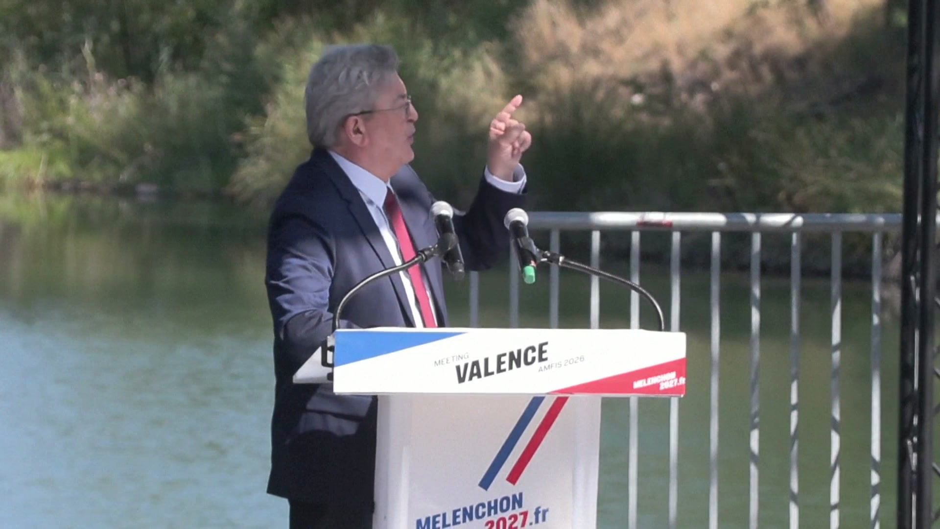 «Nous ne sommes pas vos copains !» : Jean-Luc Mélenchon tacle les préfets