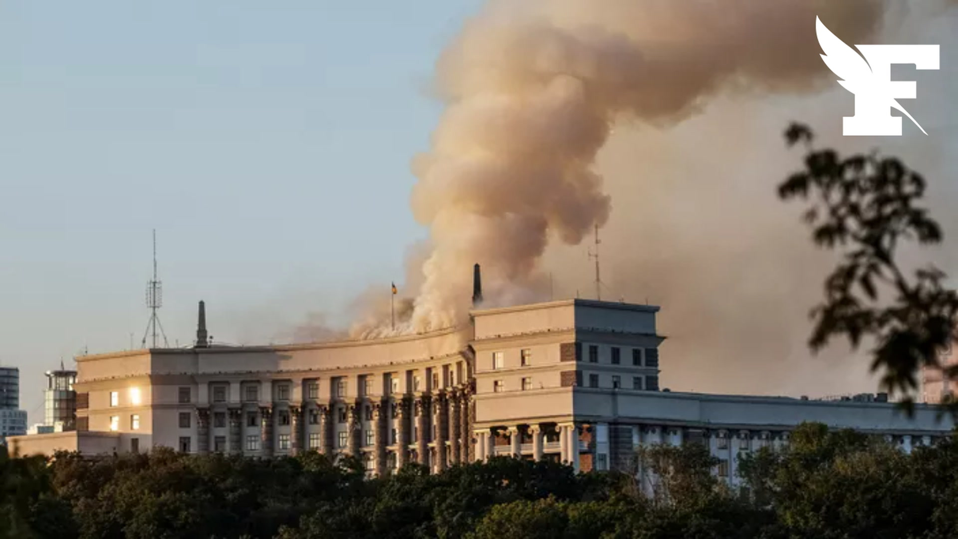 Guerre en Ukraine: le siège du gouvernement à Kiev incendié par des frappes russes