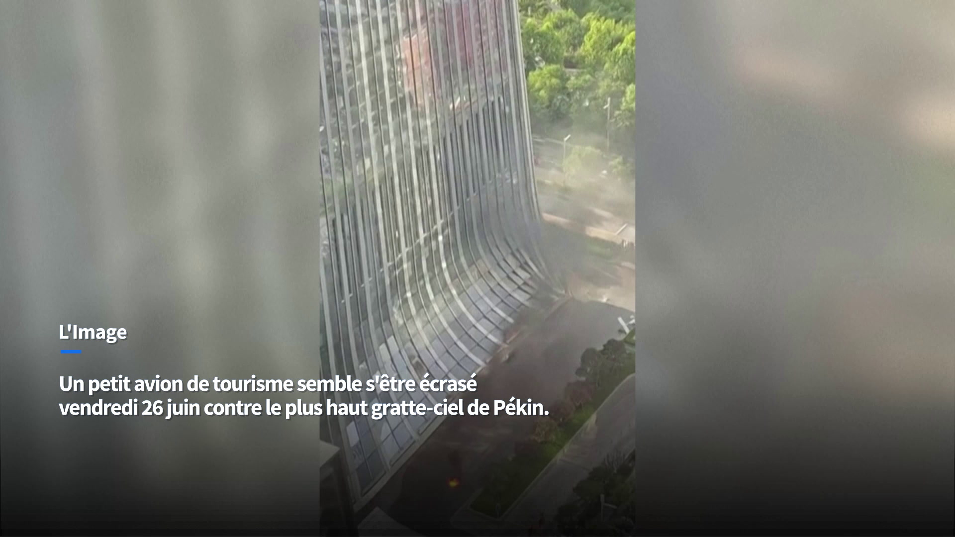 Chine : les images d'un crash d'un petit avion dans un tour à Pékin
